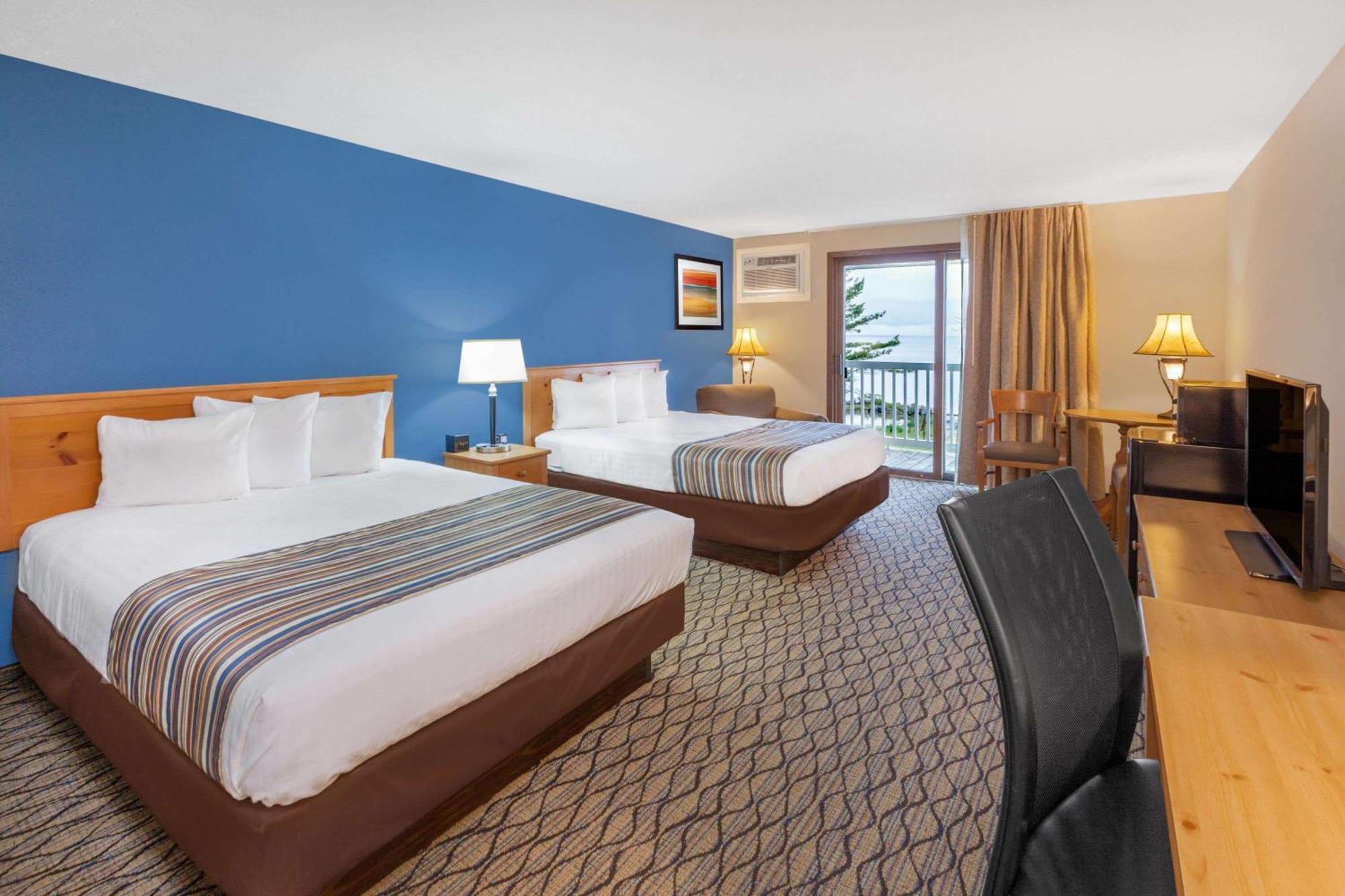 Queen Room with Two Queen Beds with Lake View - Patio