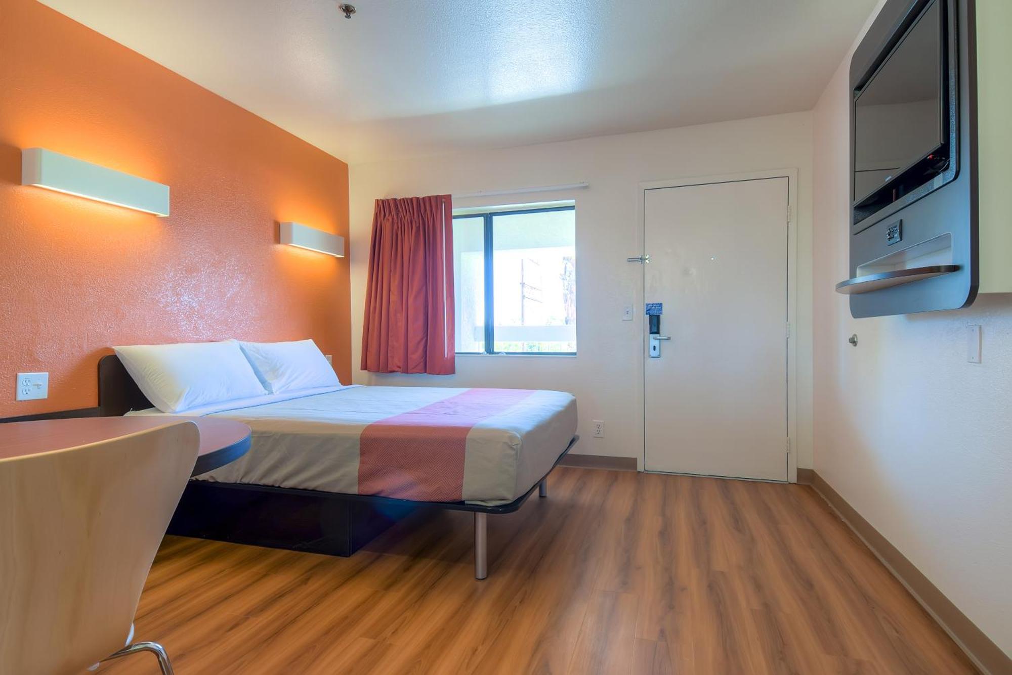 Habitación con cama grande