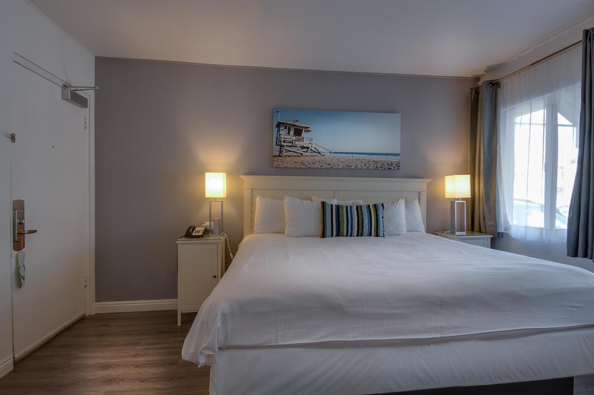 Habitación con cama extragrande y vistas al jardín