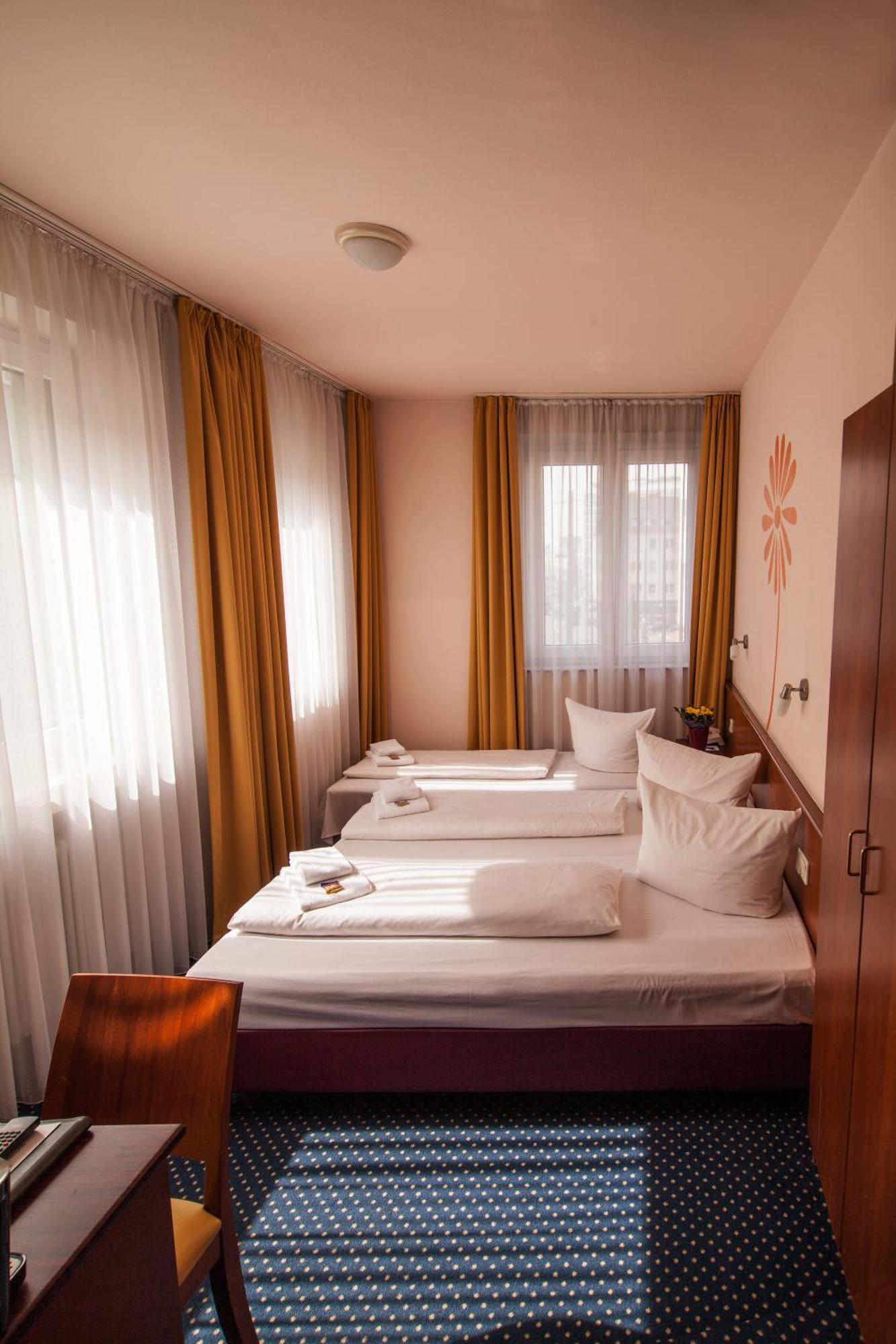 Triple Room,1666025554:JPEG
