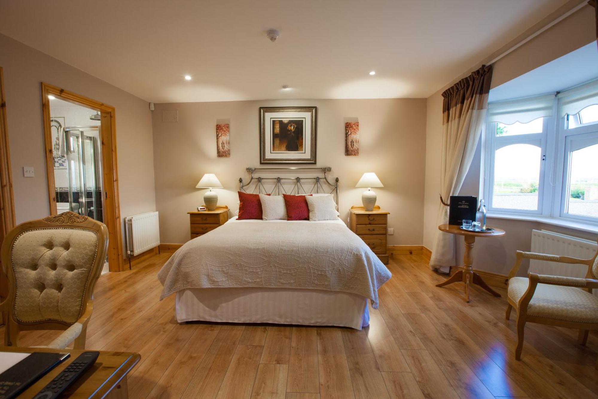 Deluxe Double Room with Side Sea View