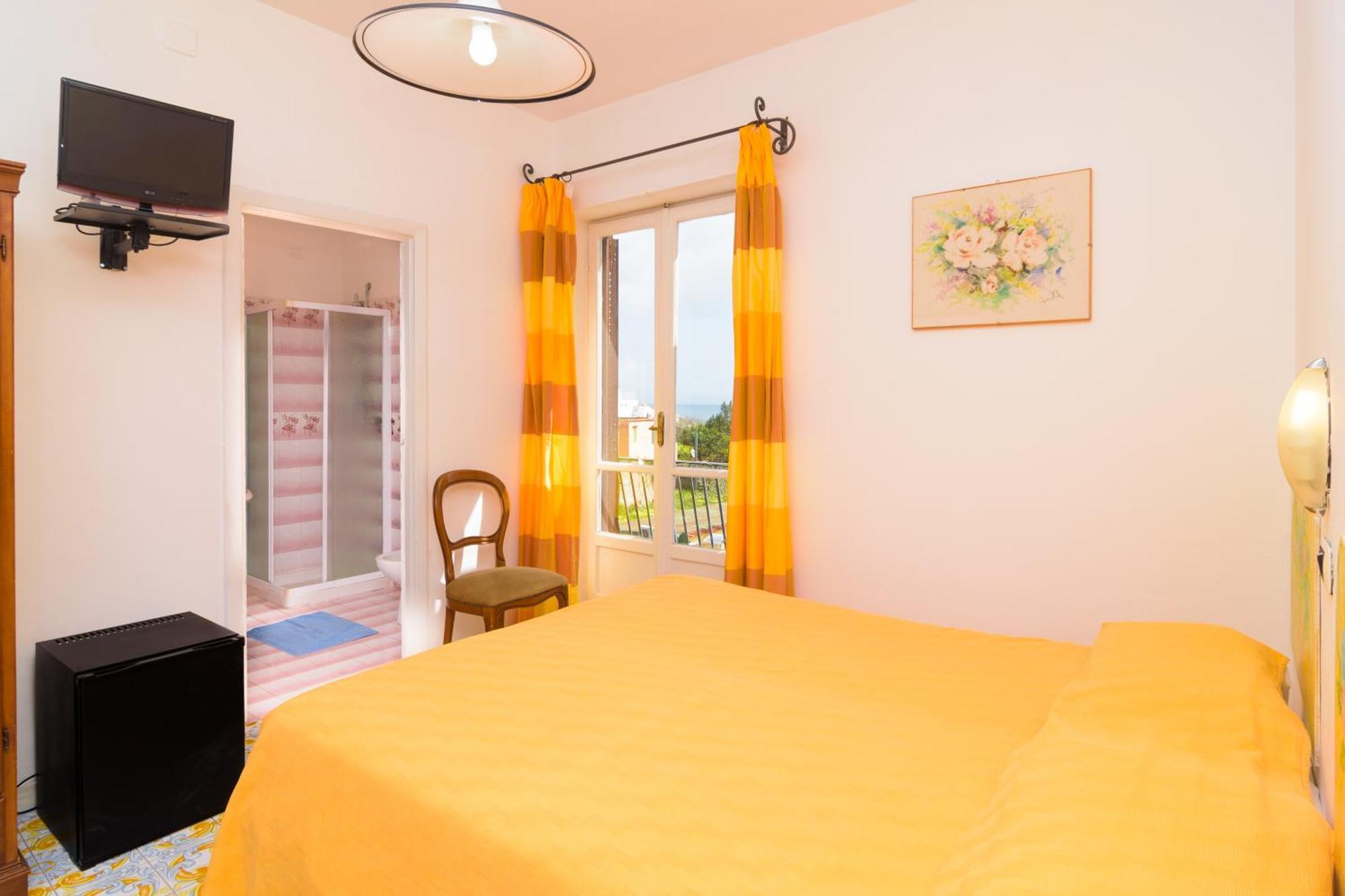 Standard Doppel- oder Zweibettzimmer mit Meerblick