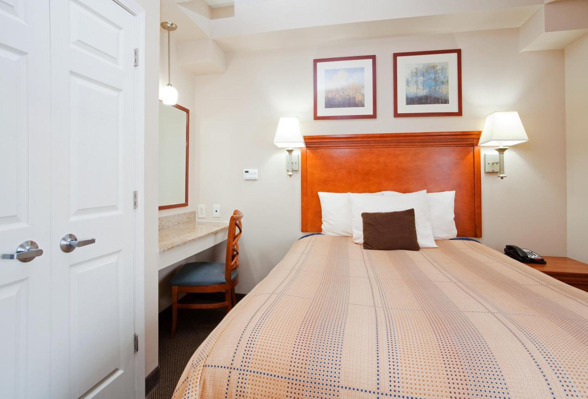 One-Bedroom Queen Suite - Non-Smoking