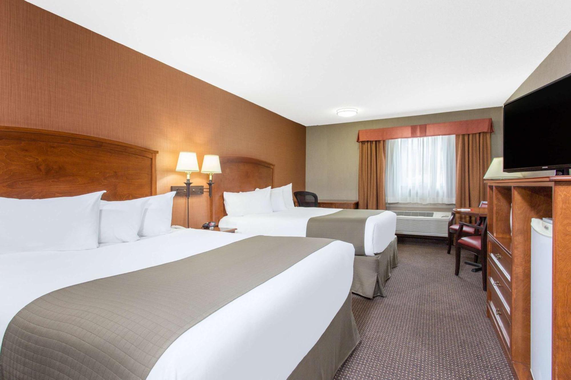 Queen Room with Two Queen Beds - Railway View,692118495:JPEG