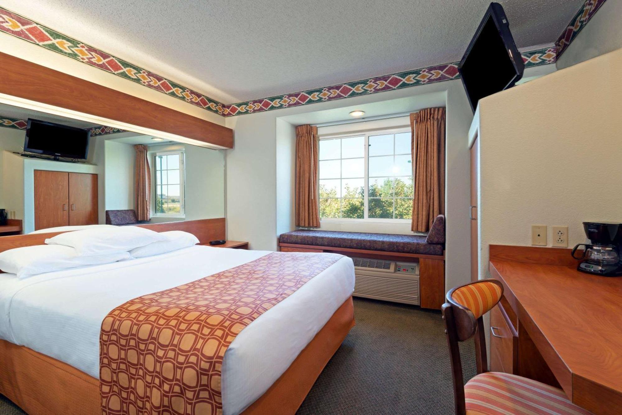 Queen Room with Bath Tub - Mobility Accessible/Non-Smoking