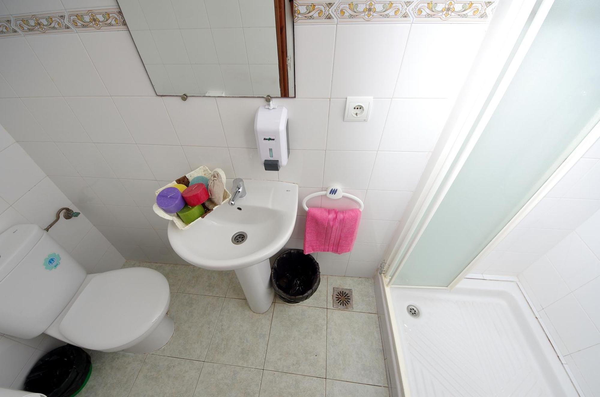Tweepersoonskamer met 2 Aparte Bedden en Gedeelde Badkamer