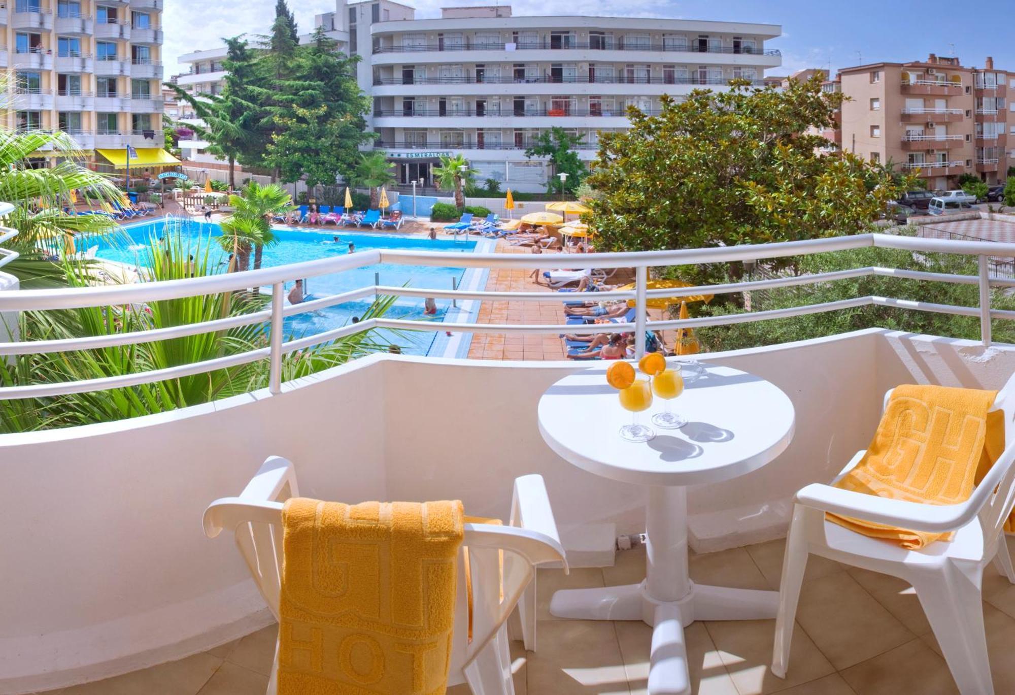Chambre Triple - Vue sur la Piscine