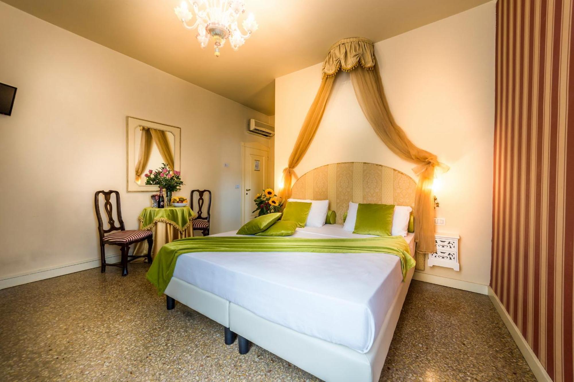 Double Room with Canal View and Private Bathroom
