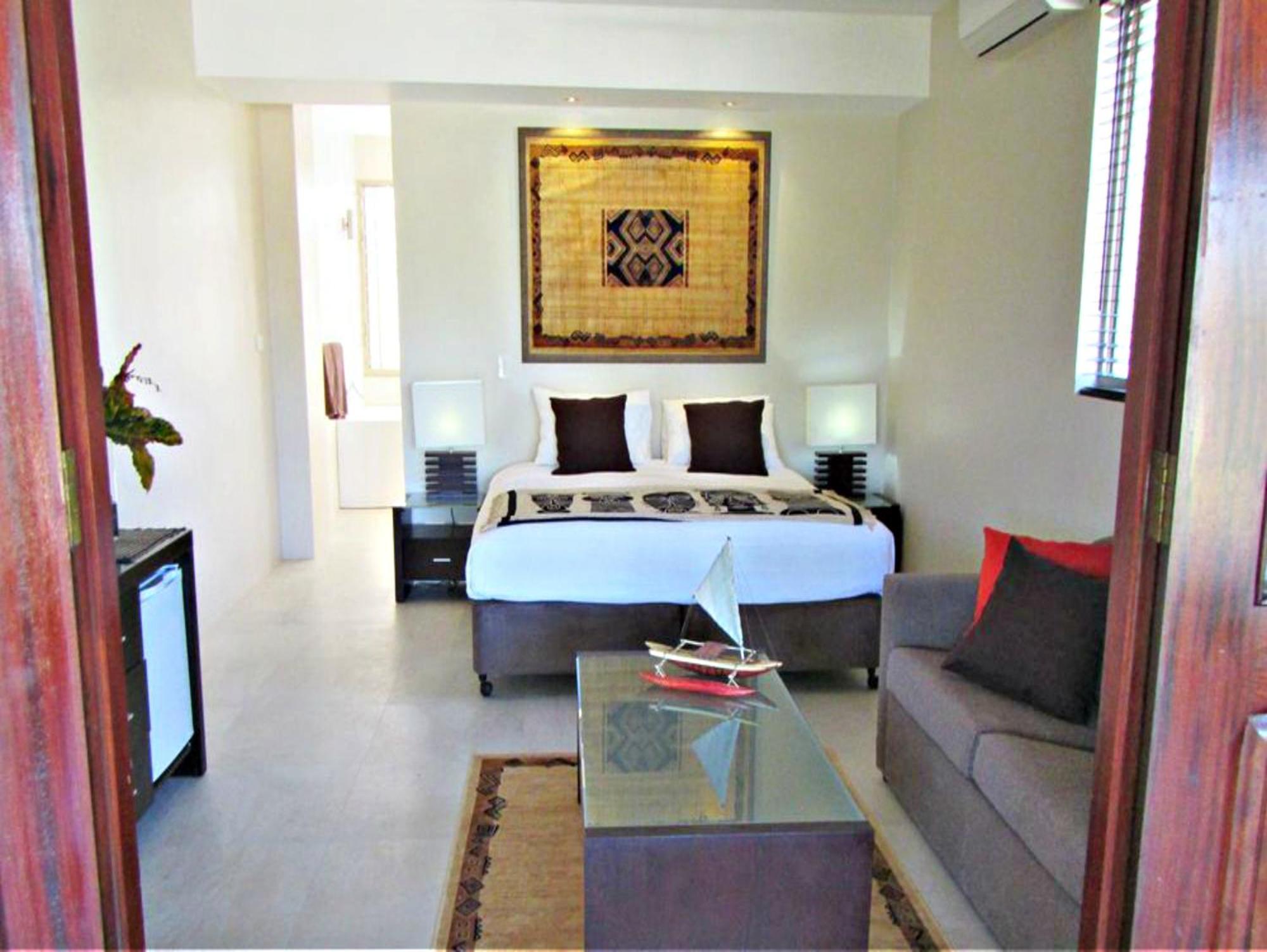 Queen Room with Water View and Spa Bath