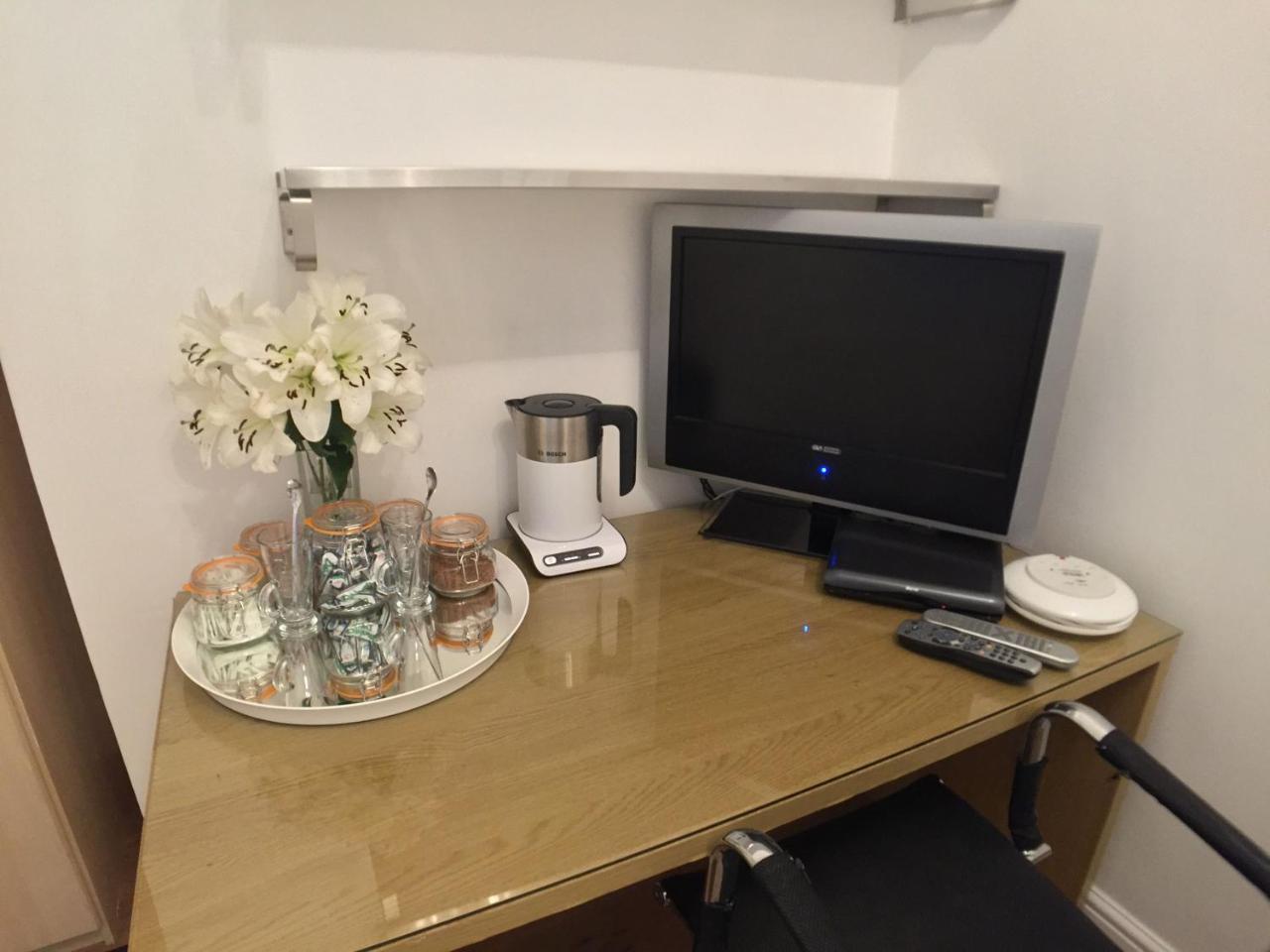Large Double Room with Shared Bathroom
