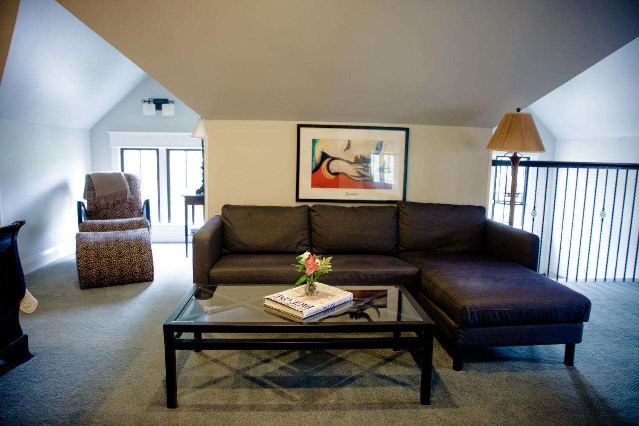 Deluxe King Suite