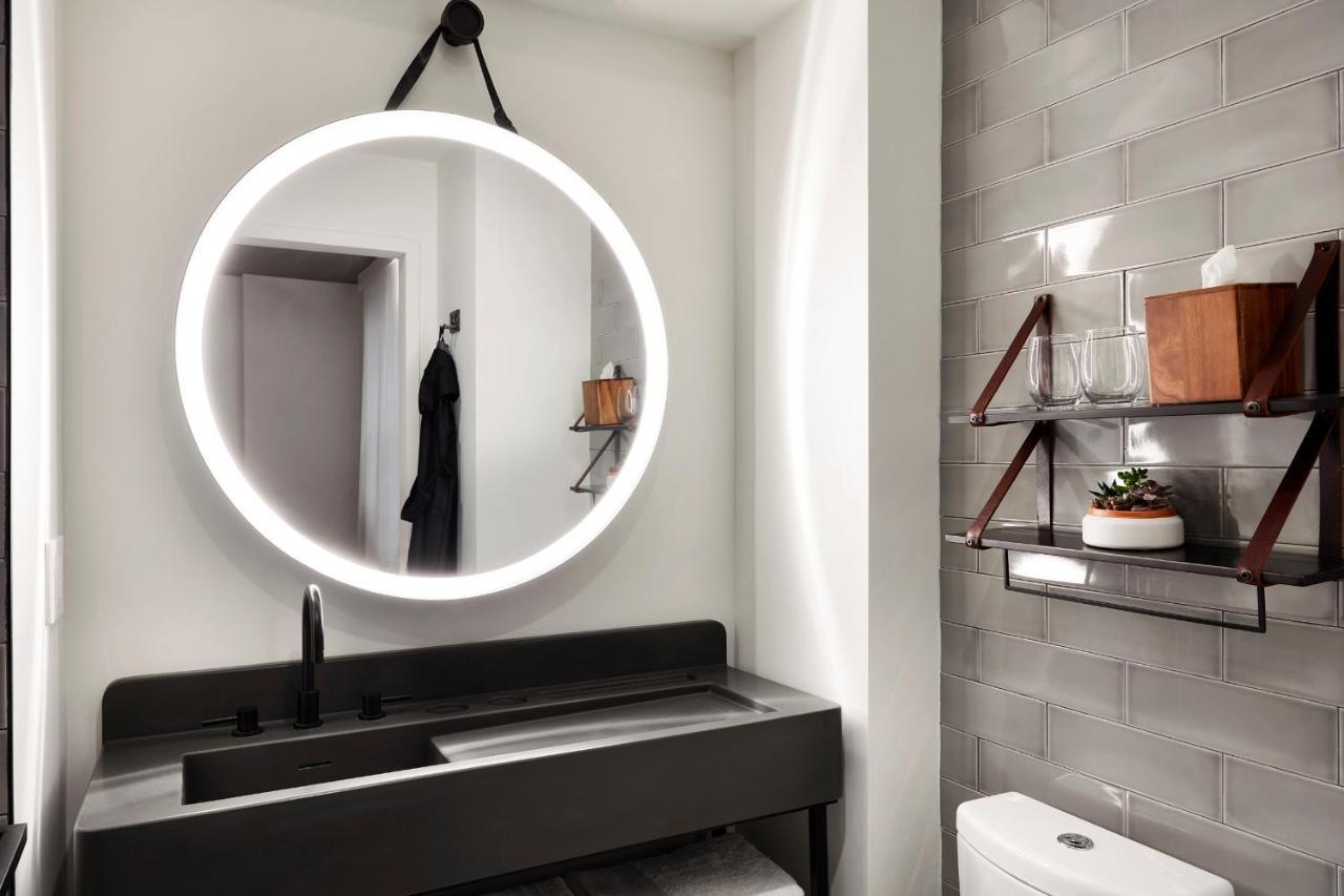 Habitación con cama grande