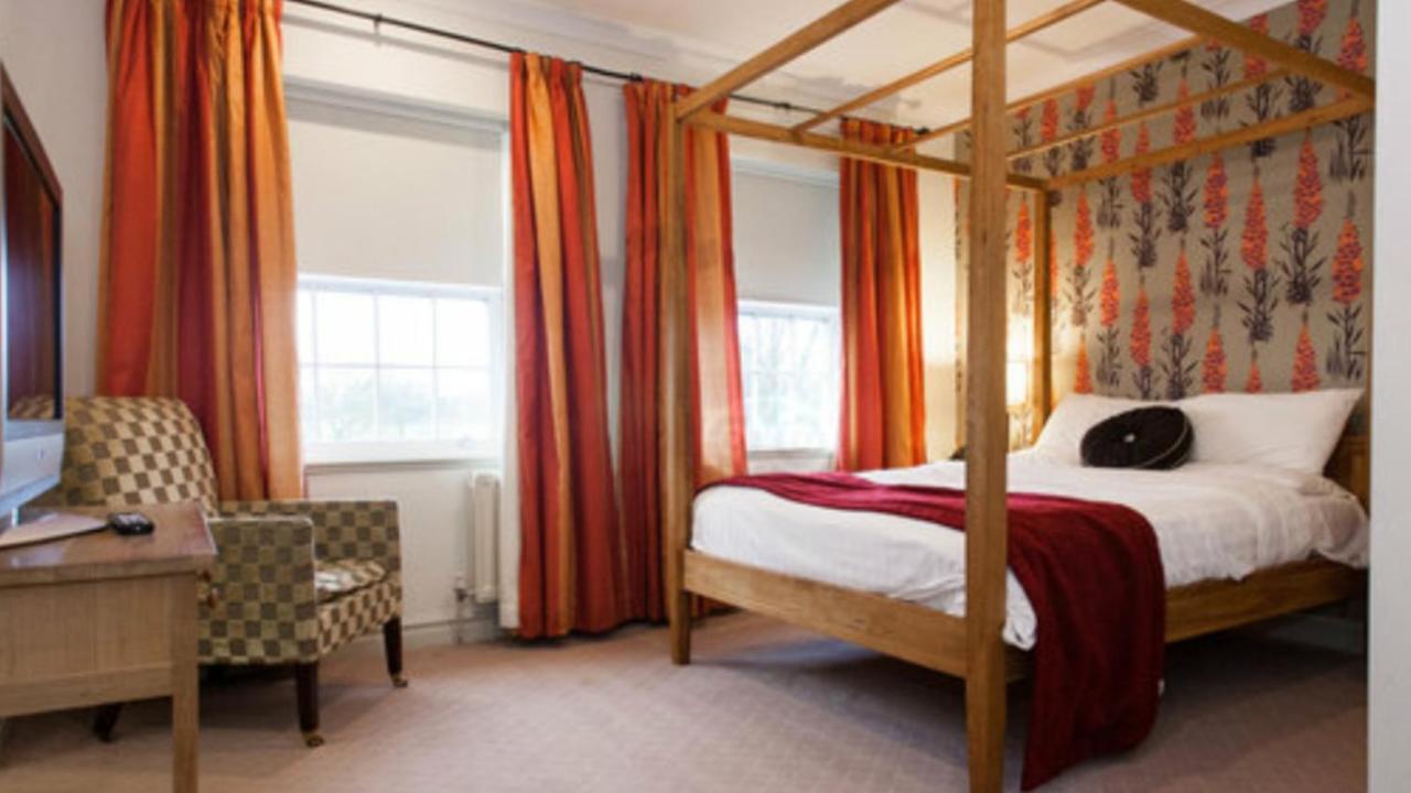 Four Poster Room