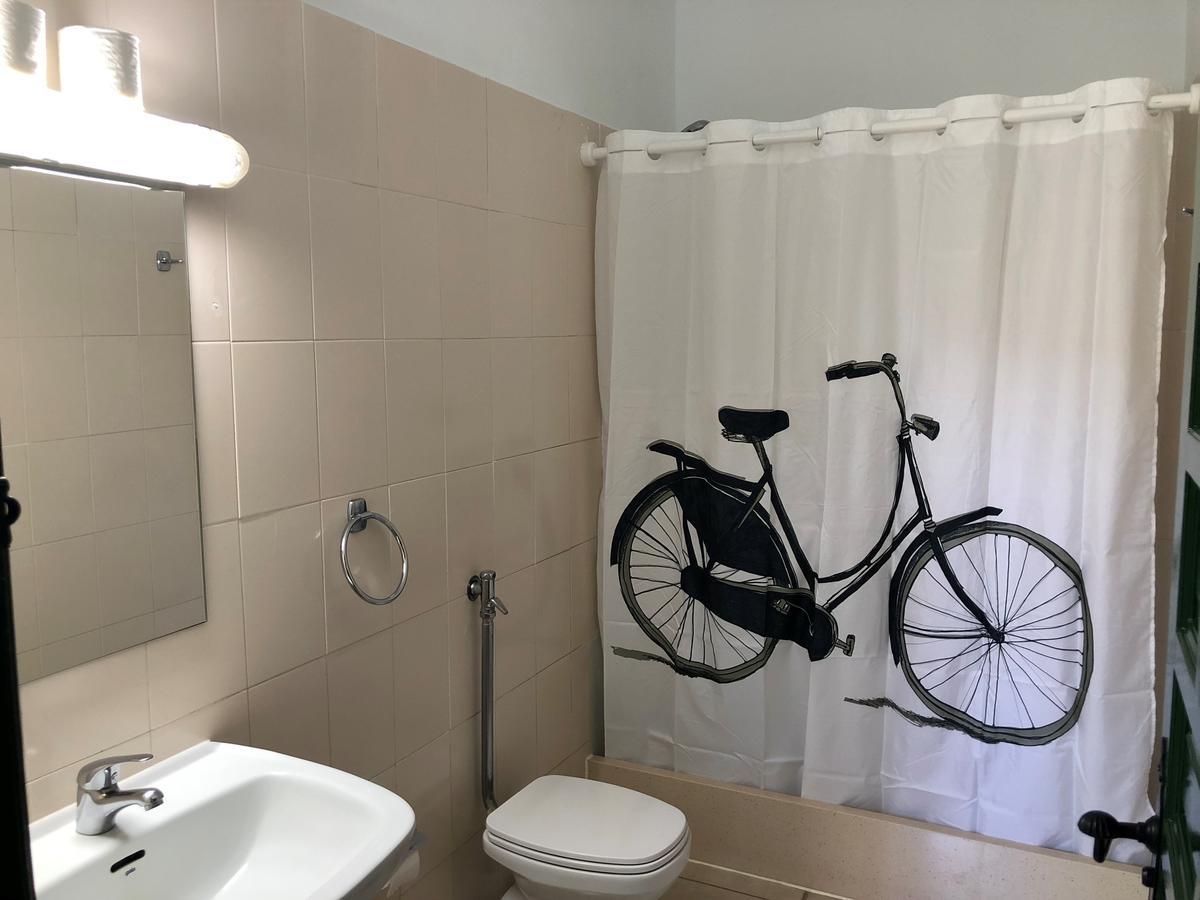 Tweepersoonskamer met 2 Aparte Bedden en Eigen Badkamer
