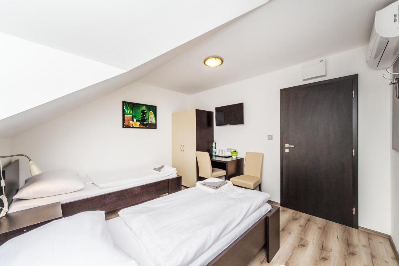 Twin Room,696599358:JPEG