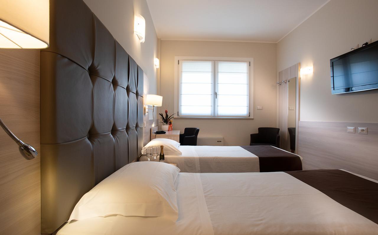 Triple Room,925490533:JPEG