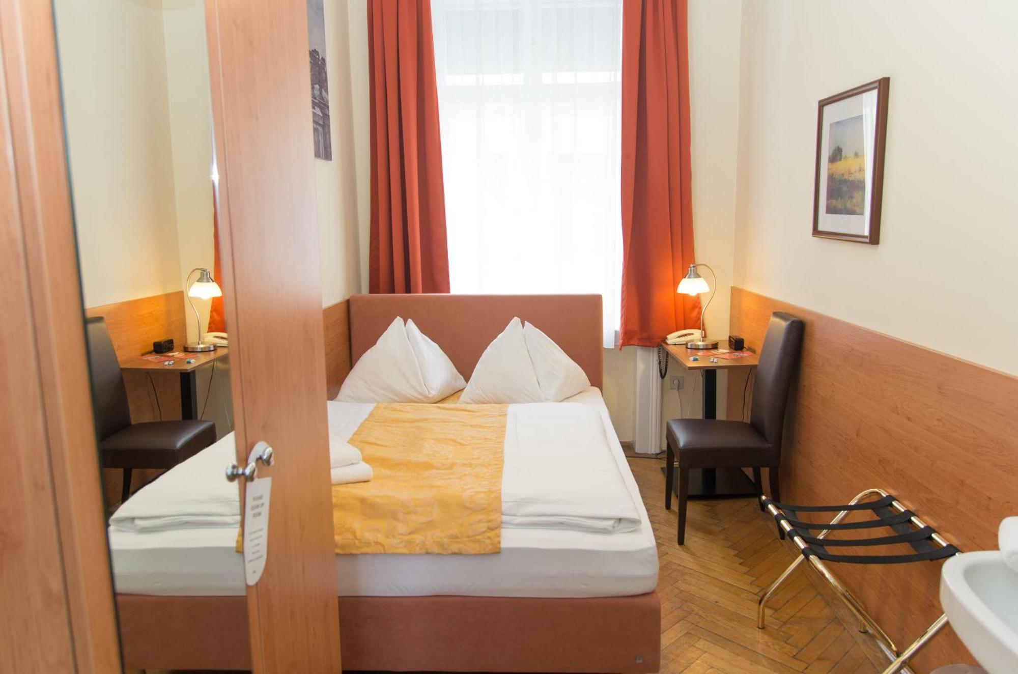 Small Double Room with Shared Bathroom,1588077787:JPEG