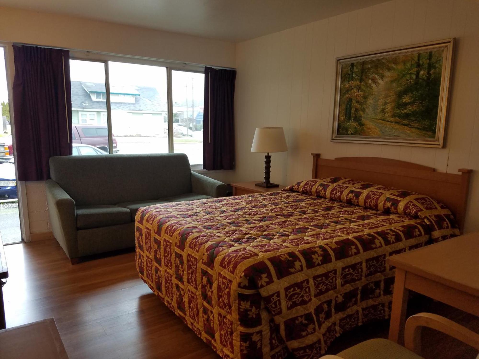 Queen Room with Two Queen Beds - Non-Smoking & Pet Friendly