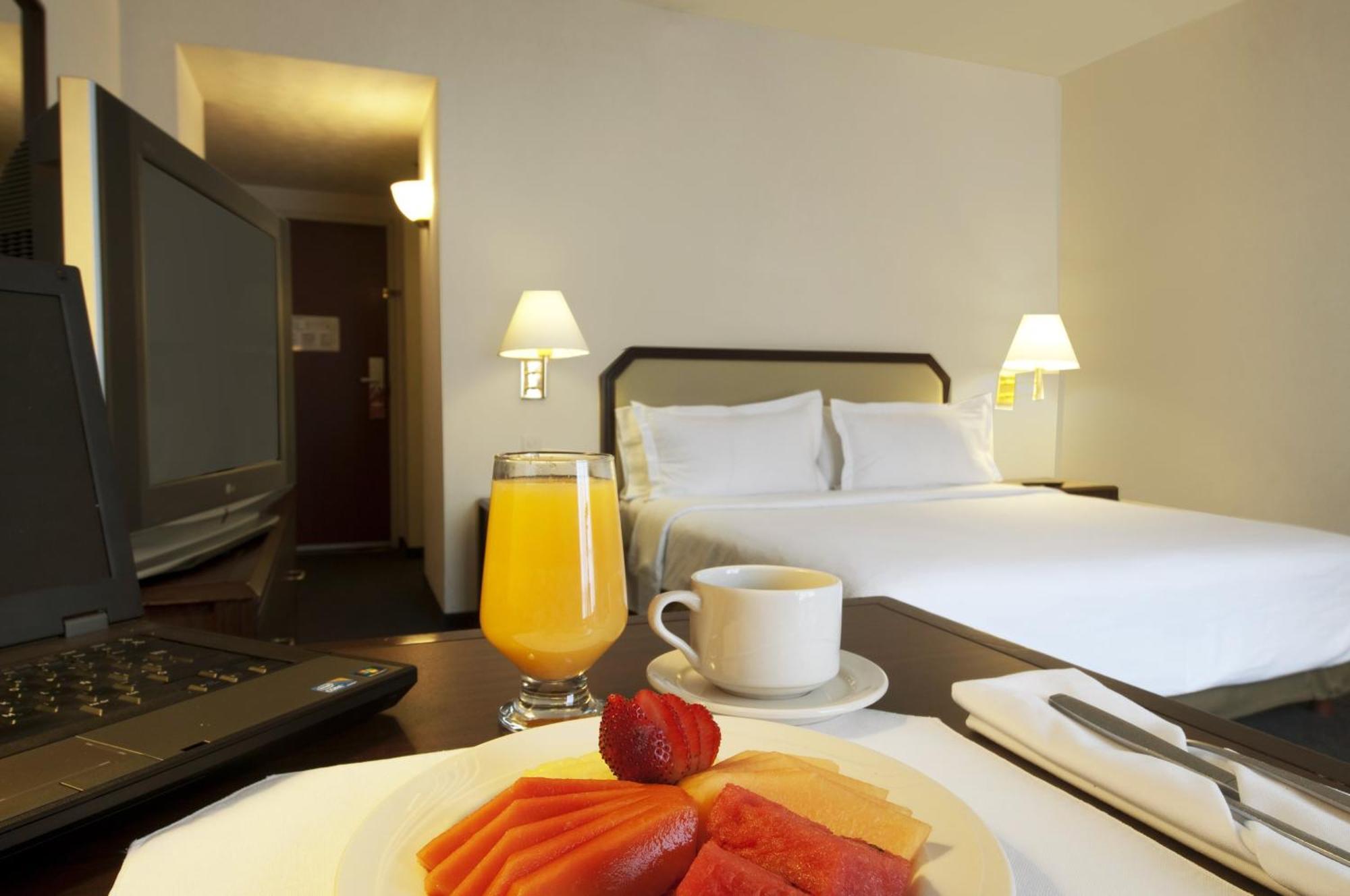 Habitación con cama extragrande.