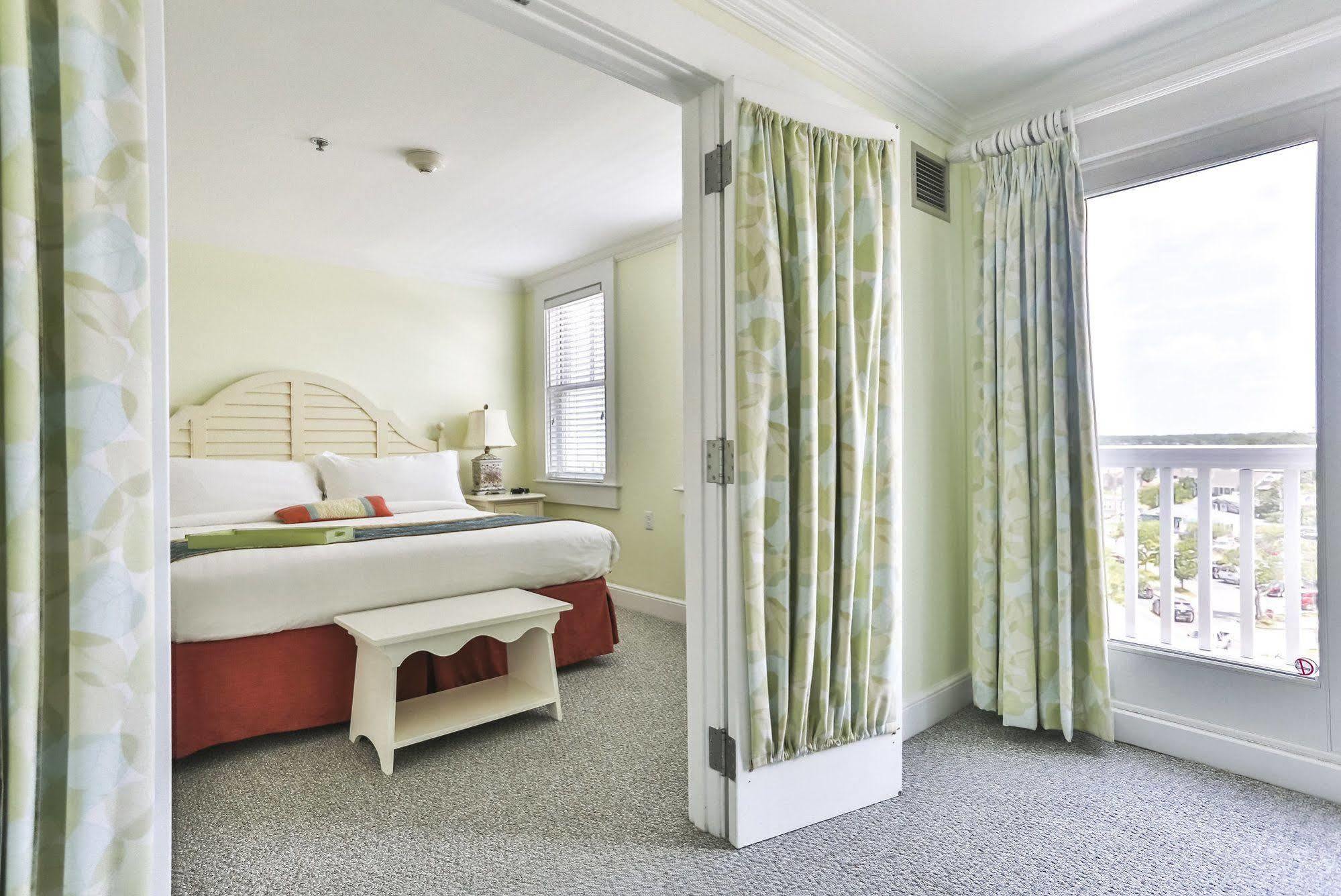 Deluxe King Room with Sofa Bed and Water View