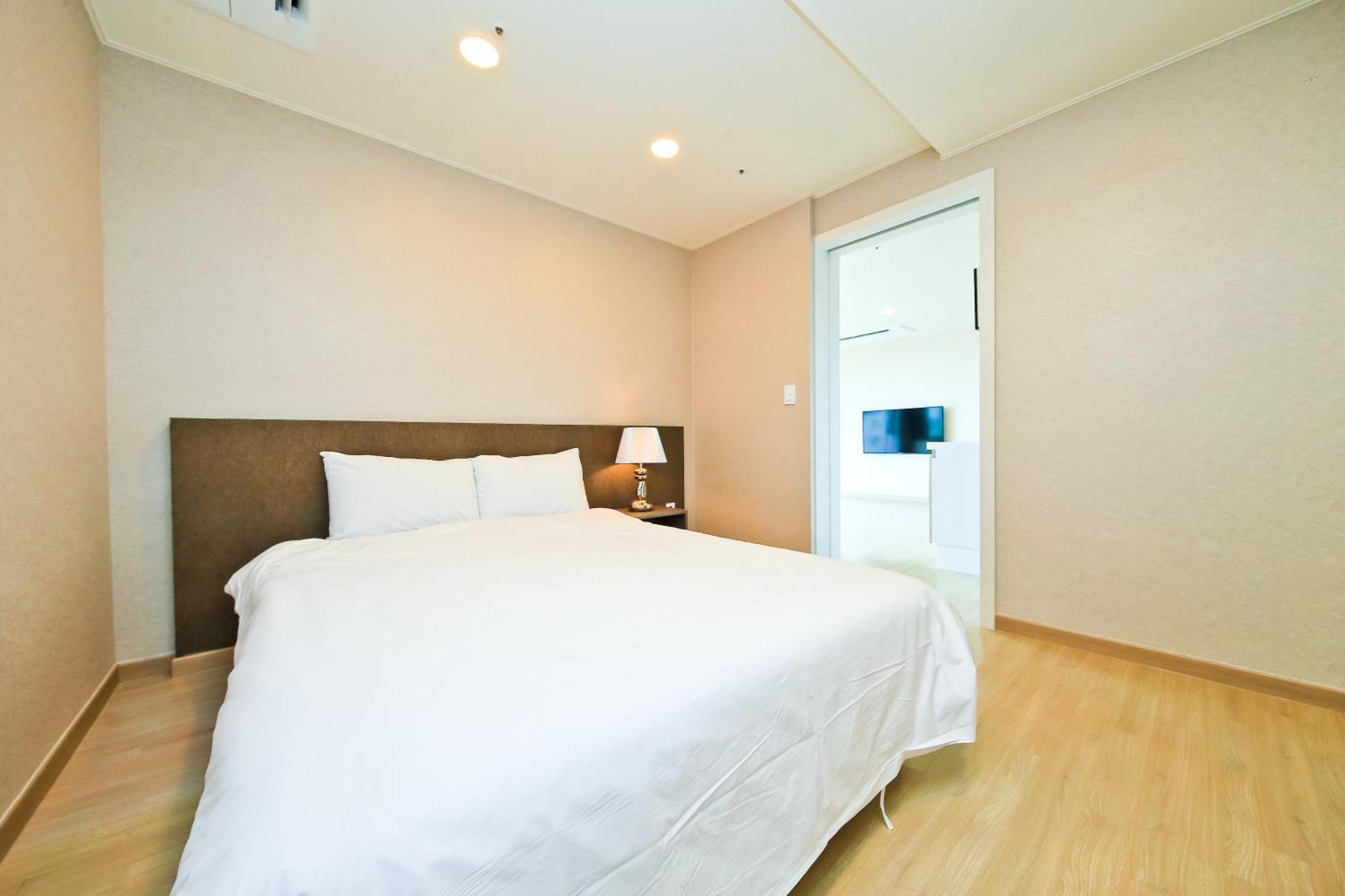 Deluxe Double Room with Side Sea View