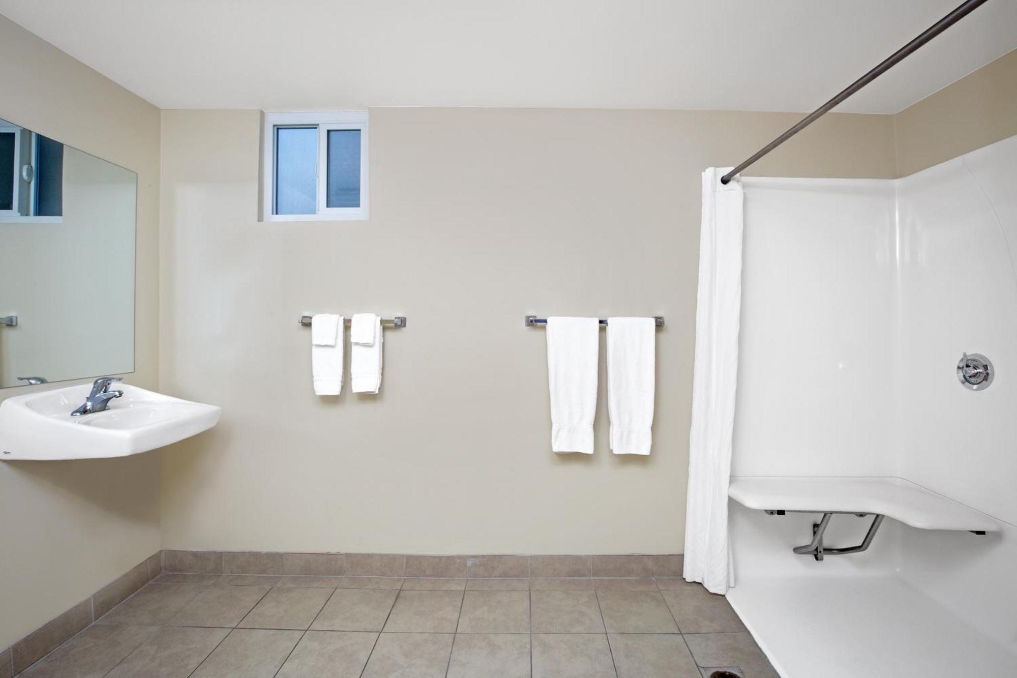 Chambre Lit Queen-Size Accessible aux Personnes à Mobilité Réduite - Non-Fumeurs