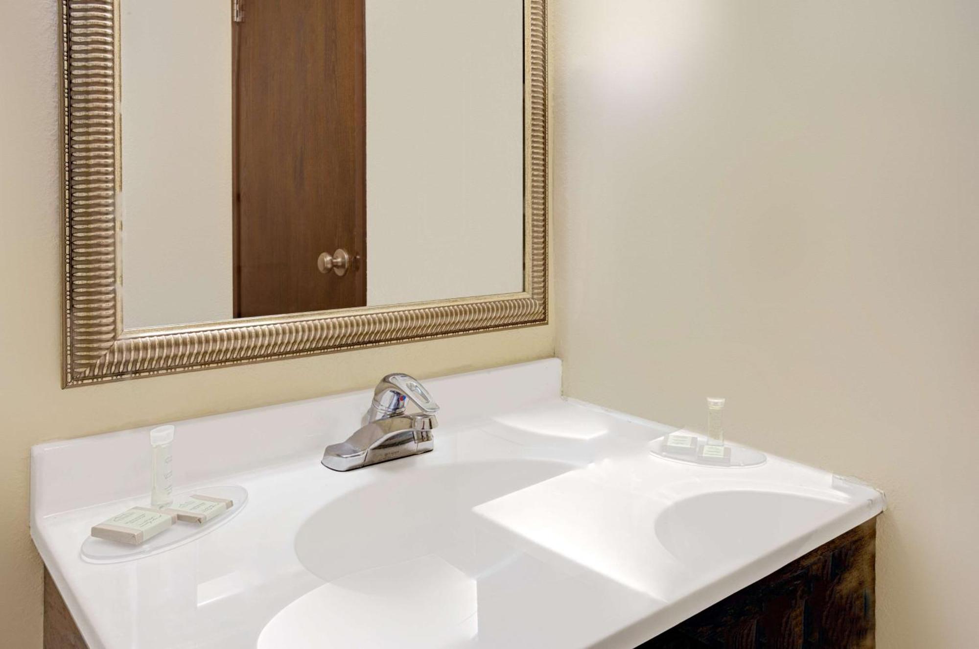 Deluxe Queen Room - Mobility Access/Non-Smoking