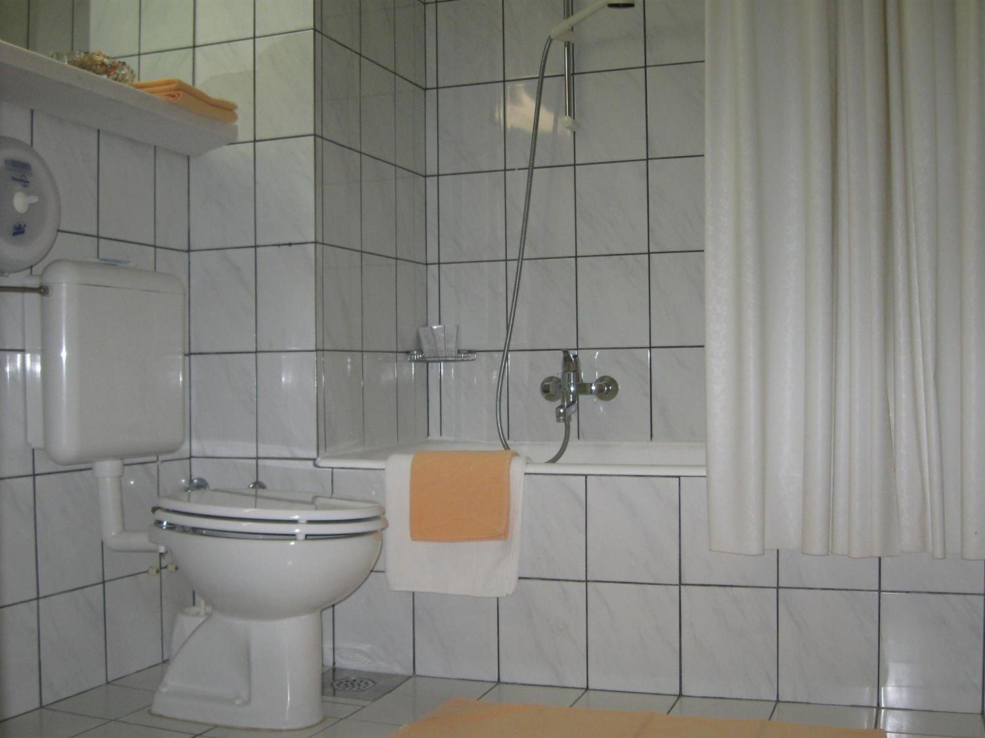 Family Room,1246034434:JPEG