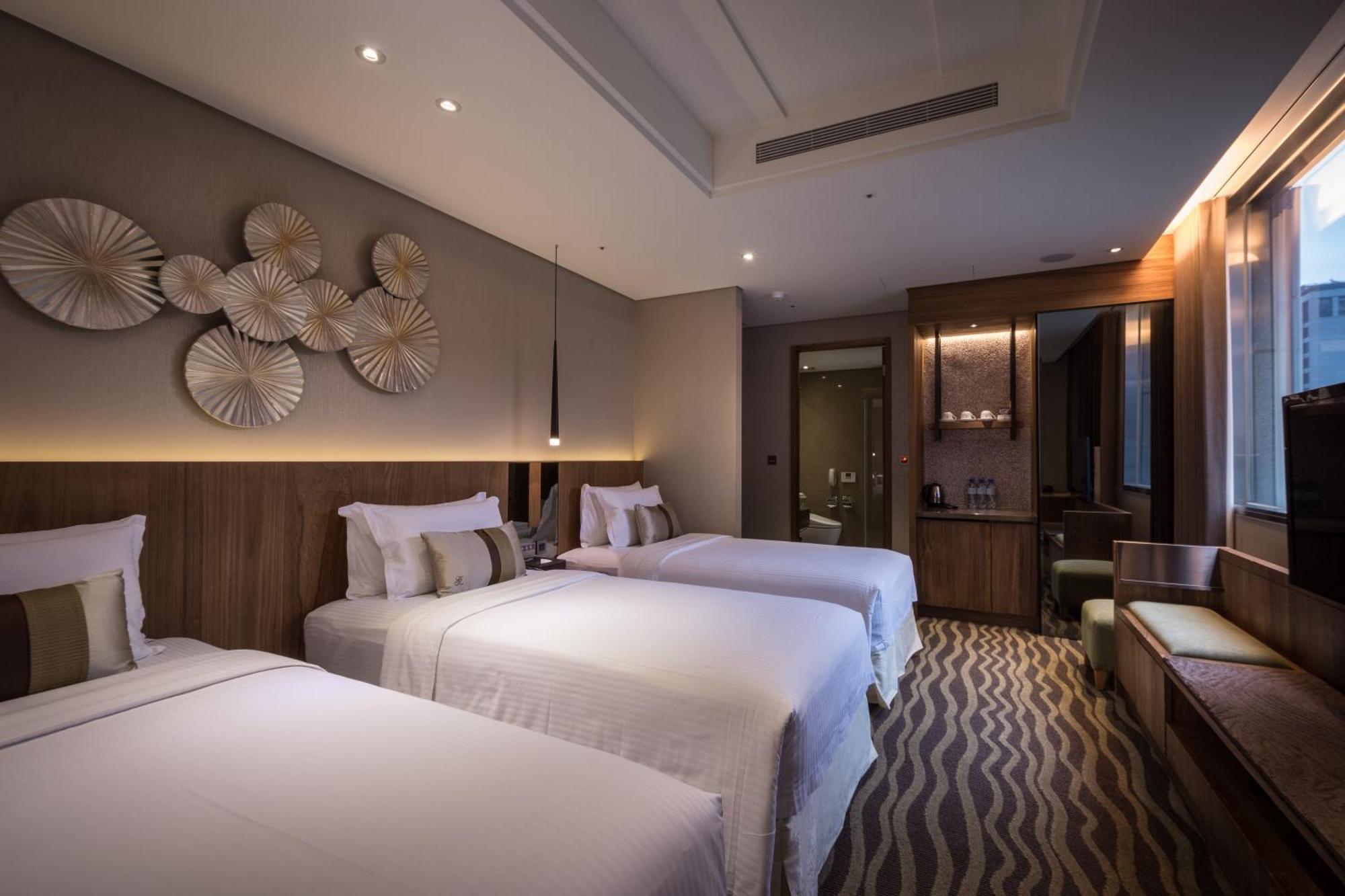 Superior Triple Room with City View