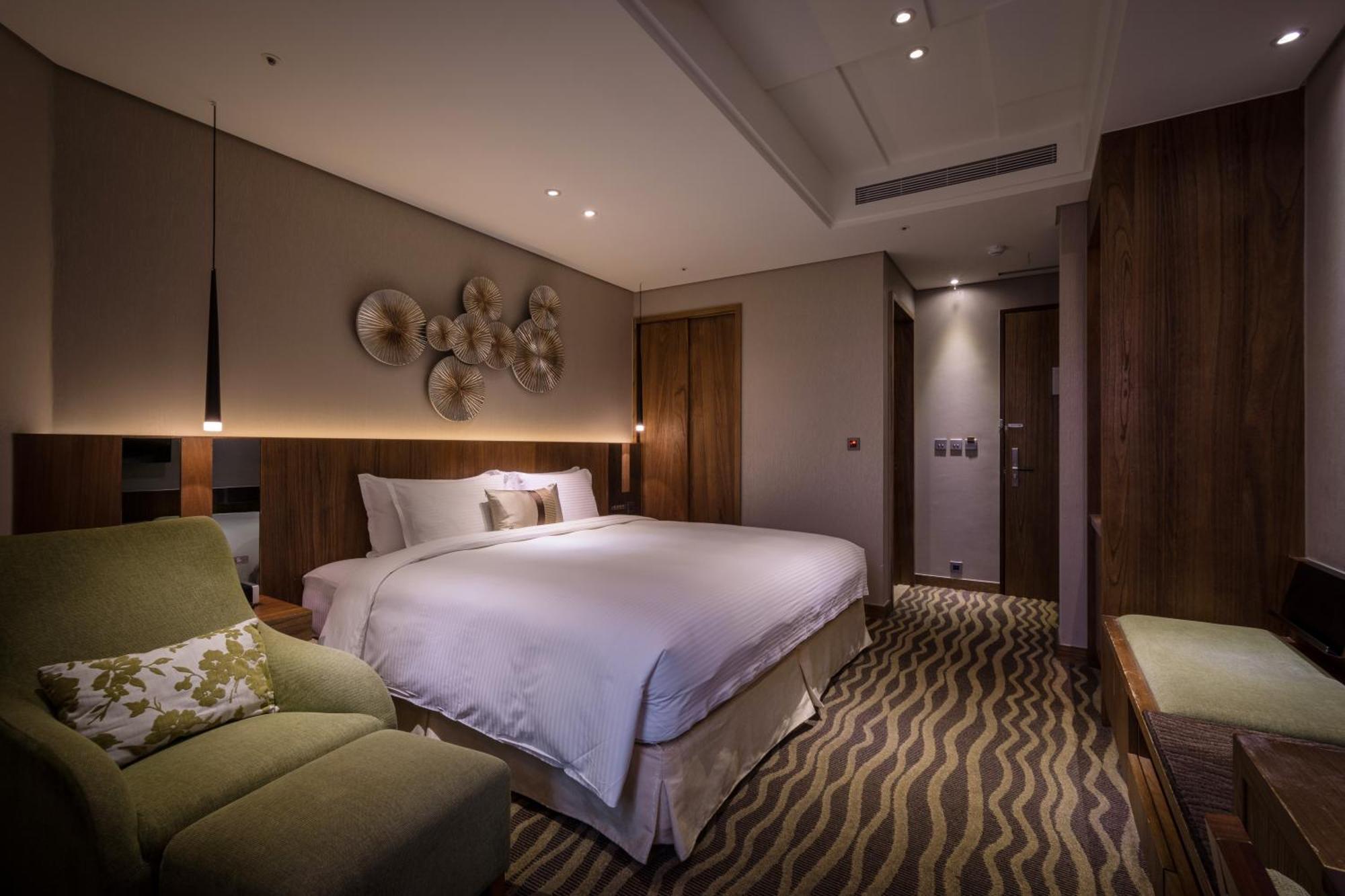 Business King Room