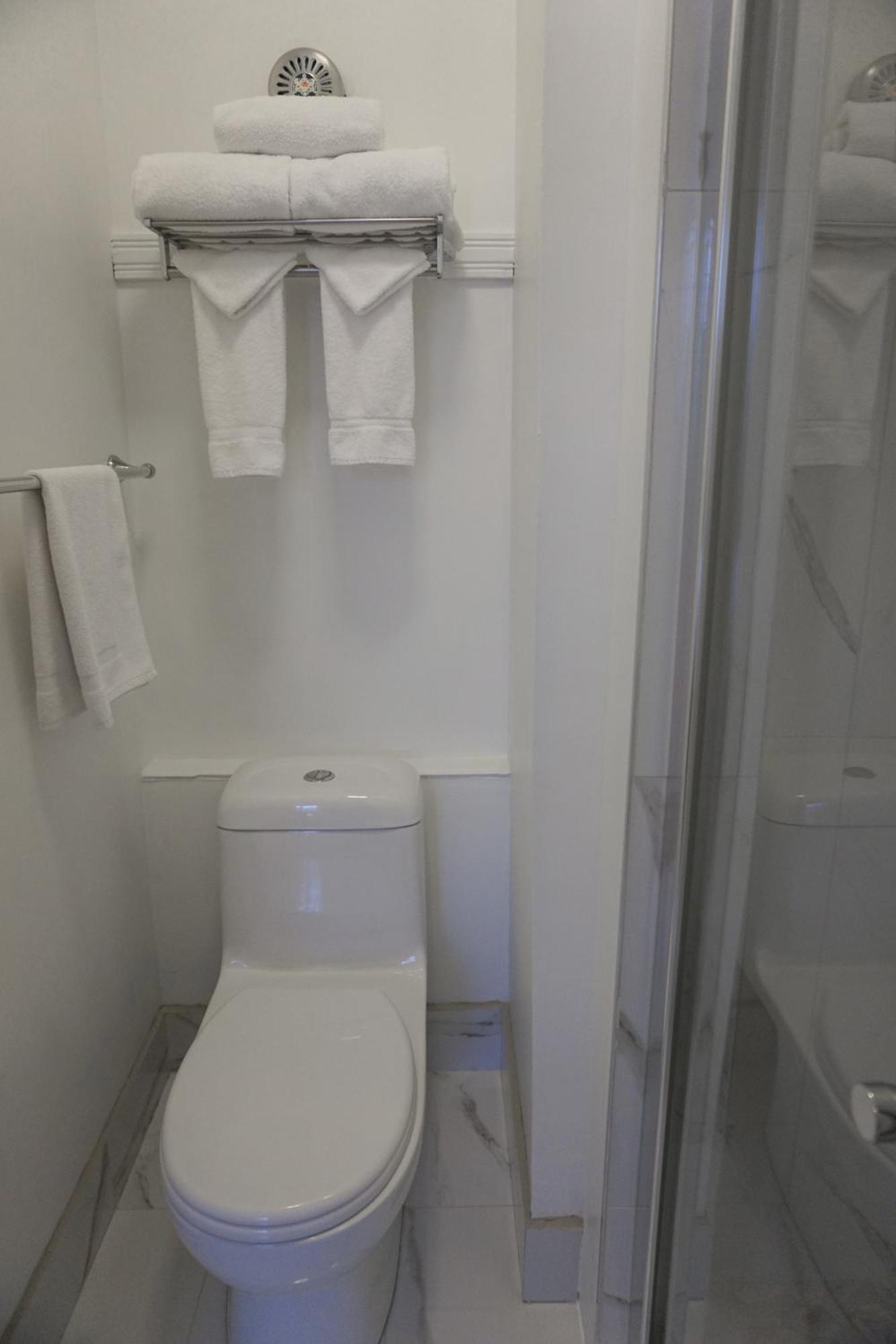 Small Economy Room with Private Bathroom in Hallway