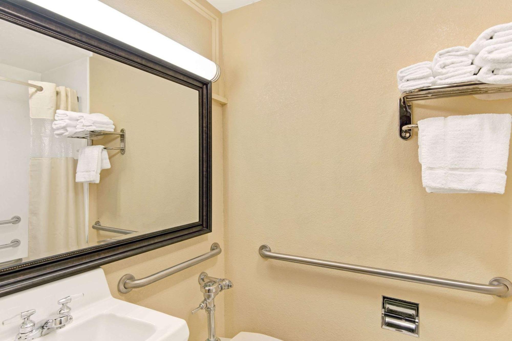 Queen Room with Two Queen Beds - Mobility Access/Non-Smoking