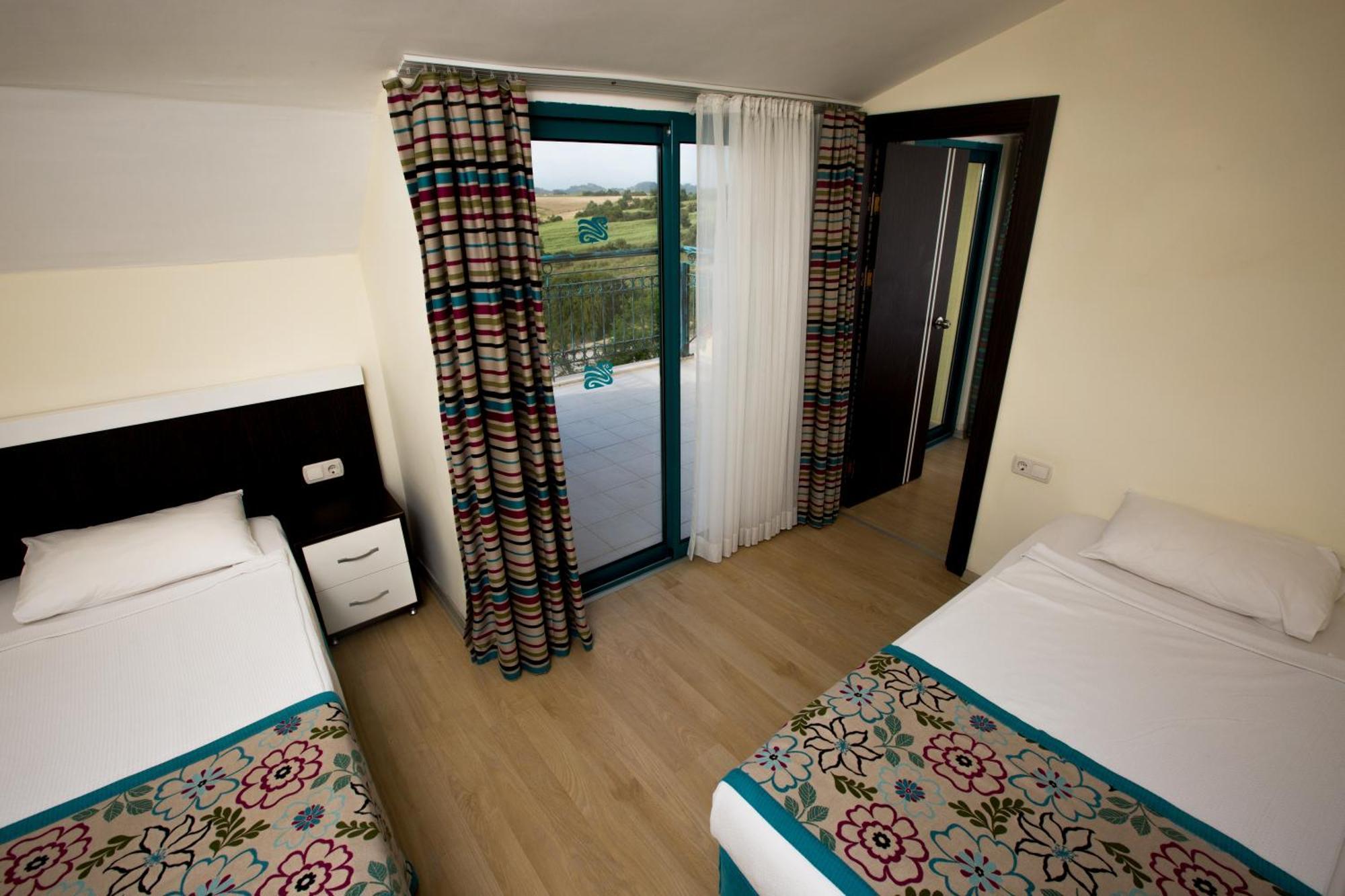 Family Room,1274877601:JPEG