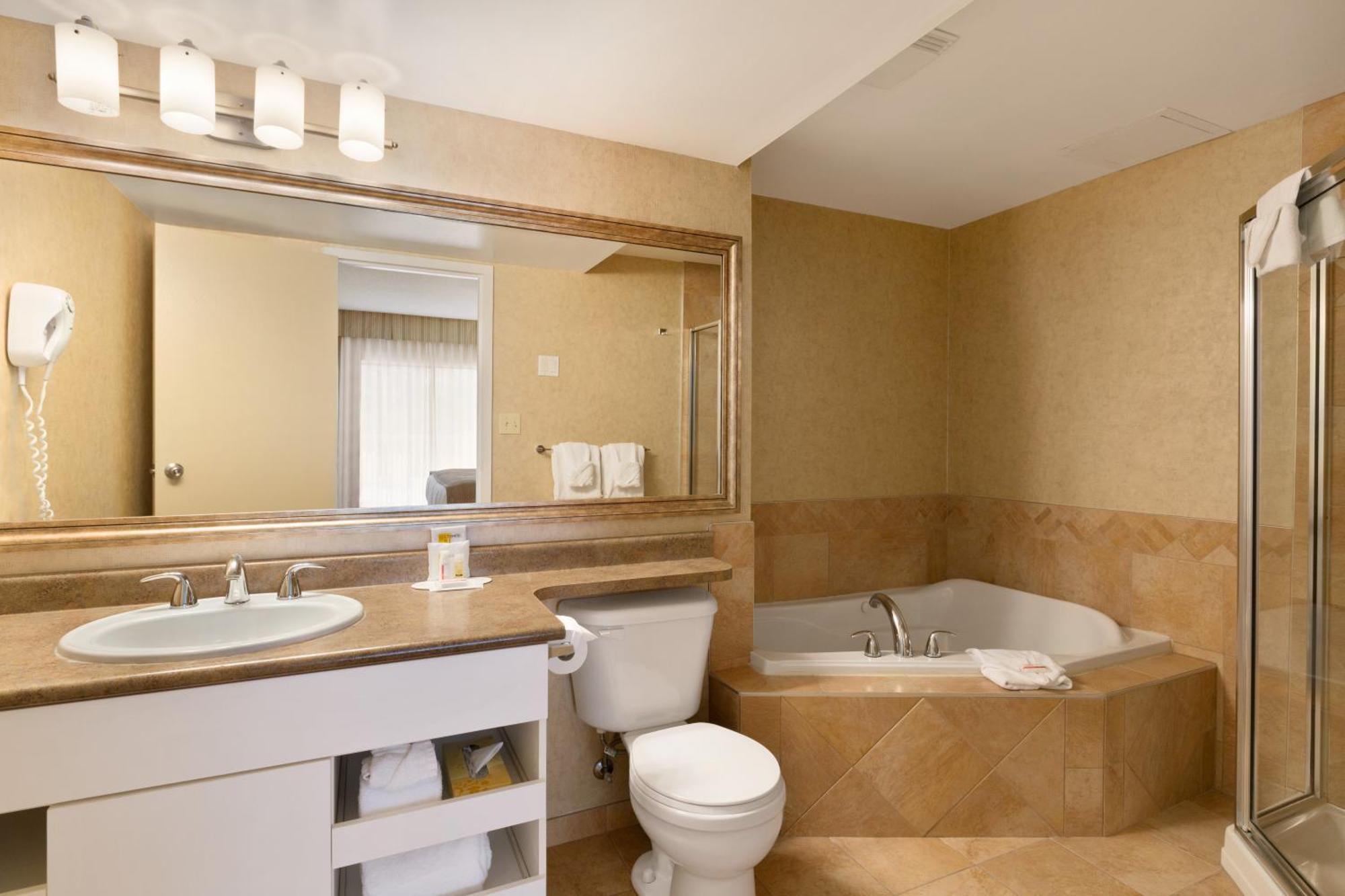 Deluxe King Suite with Spa Bath & Kitchen - Non-Smoking