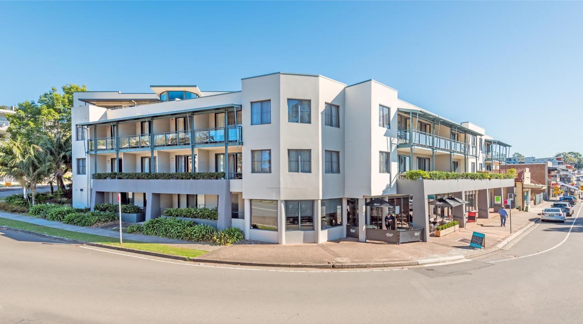 Deluxe Lake View Apartment