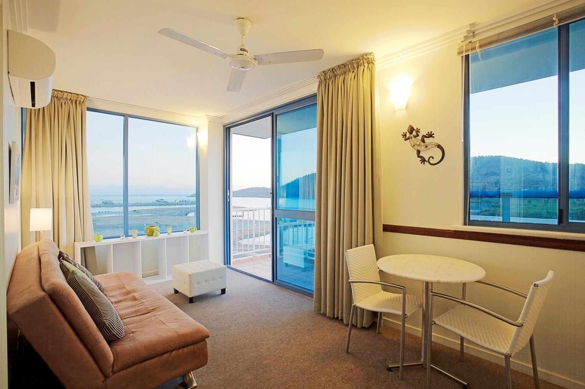 One-Bedroom Suite with Ocean View and Spa Bath