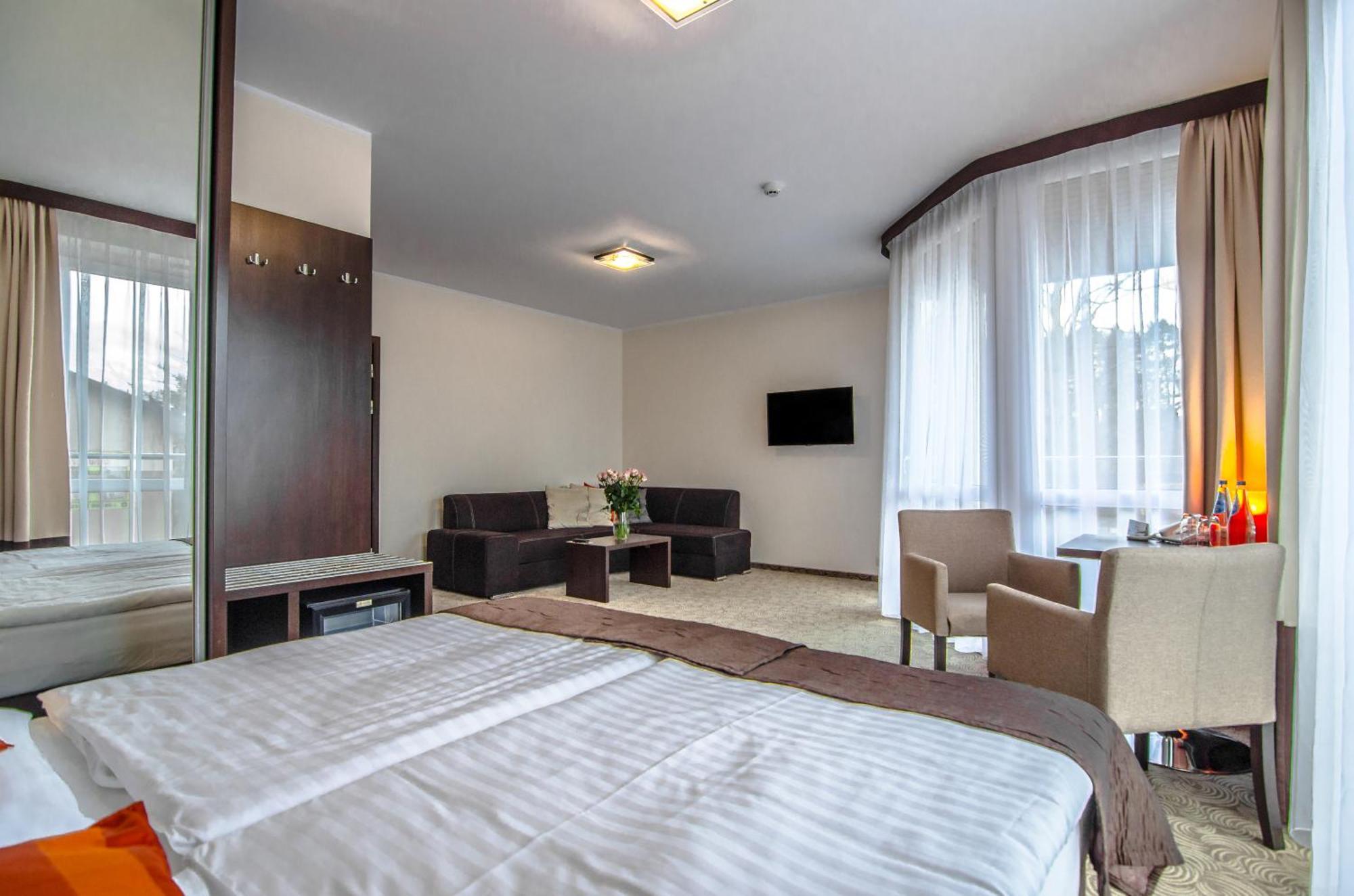 Familienzimmer mit Balkon und teilweisem Seeblick