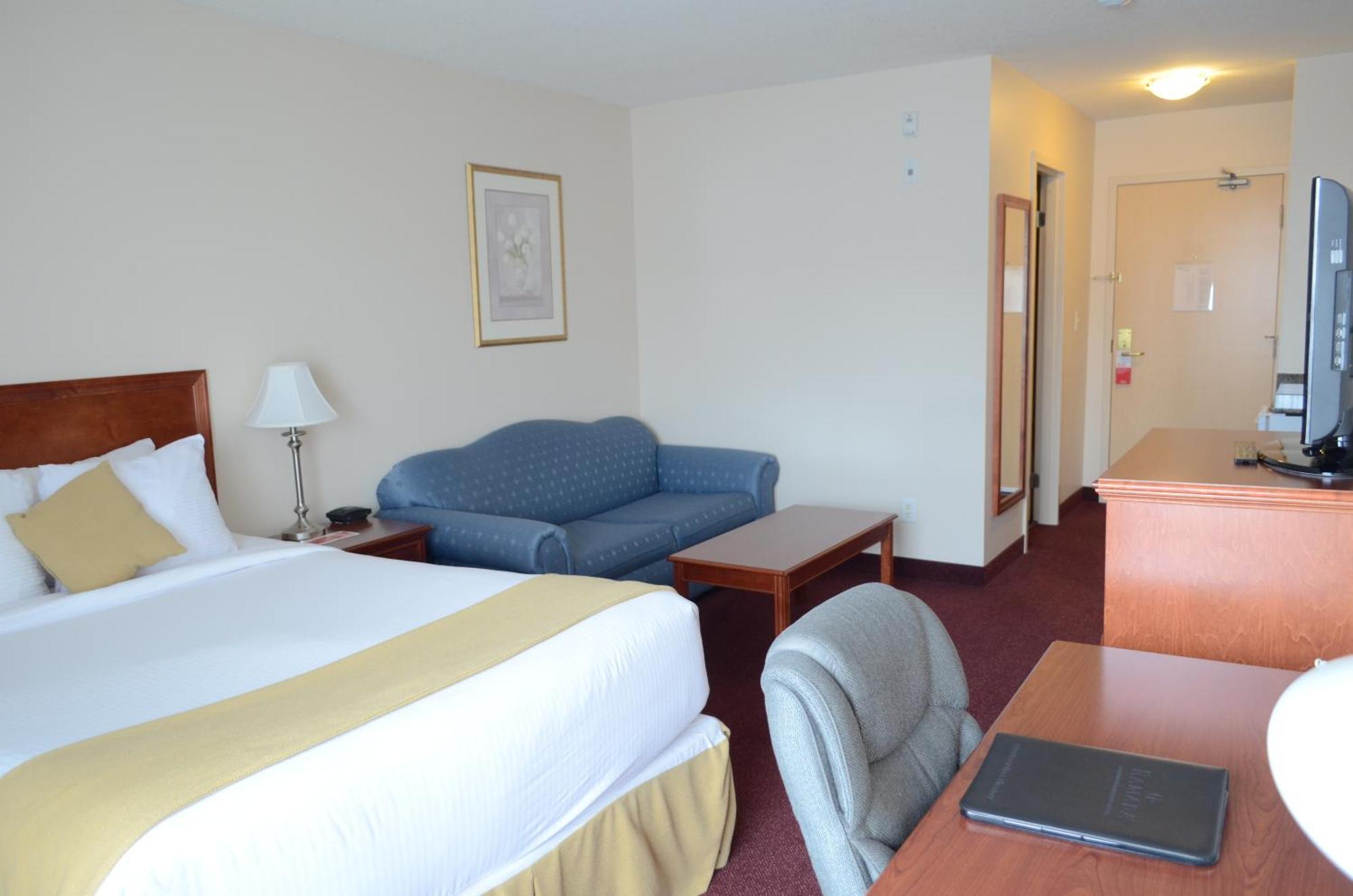 Standard Queen Room with Sofa Bed - Non Smoking
