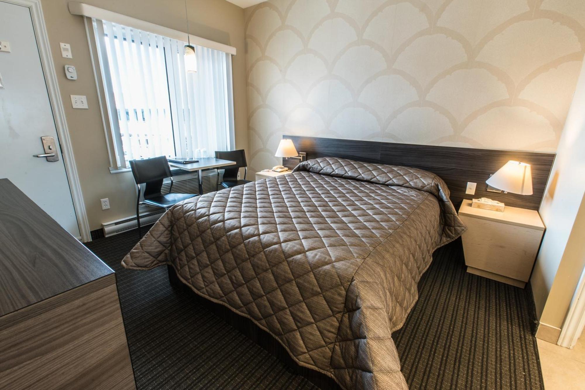 Standard Queen Room