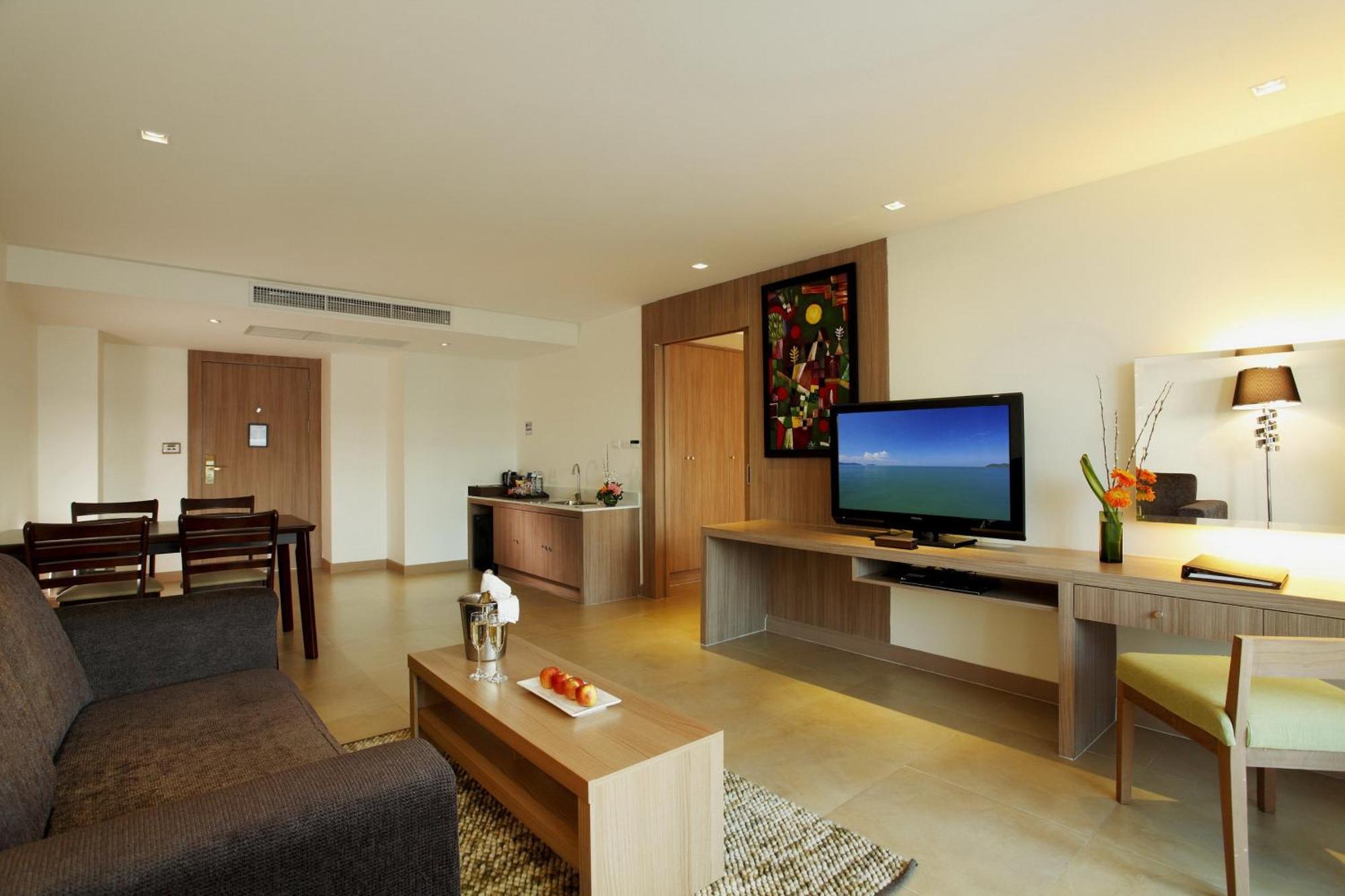 CENTARA 1 BEDROOM SUITE - KING+SOFA BED,703643071:JPEG