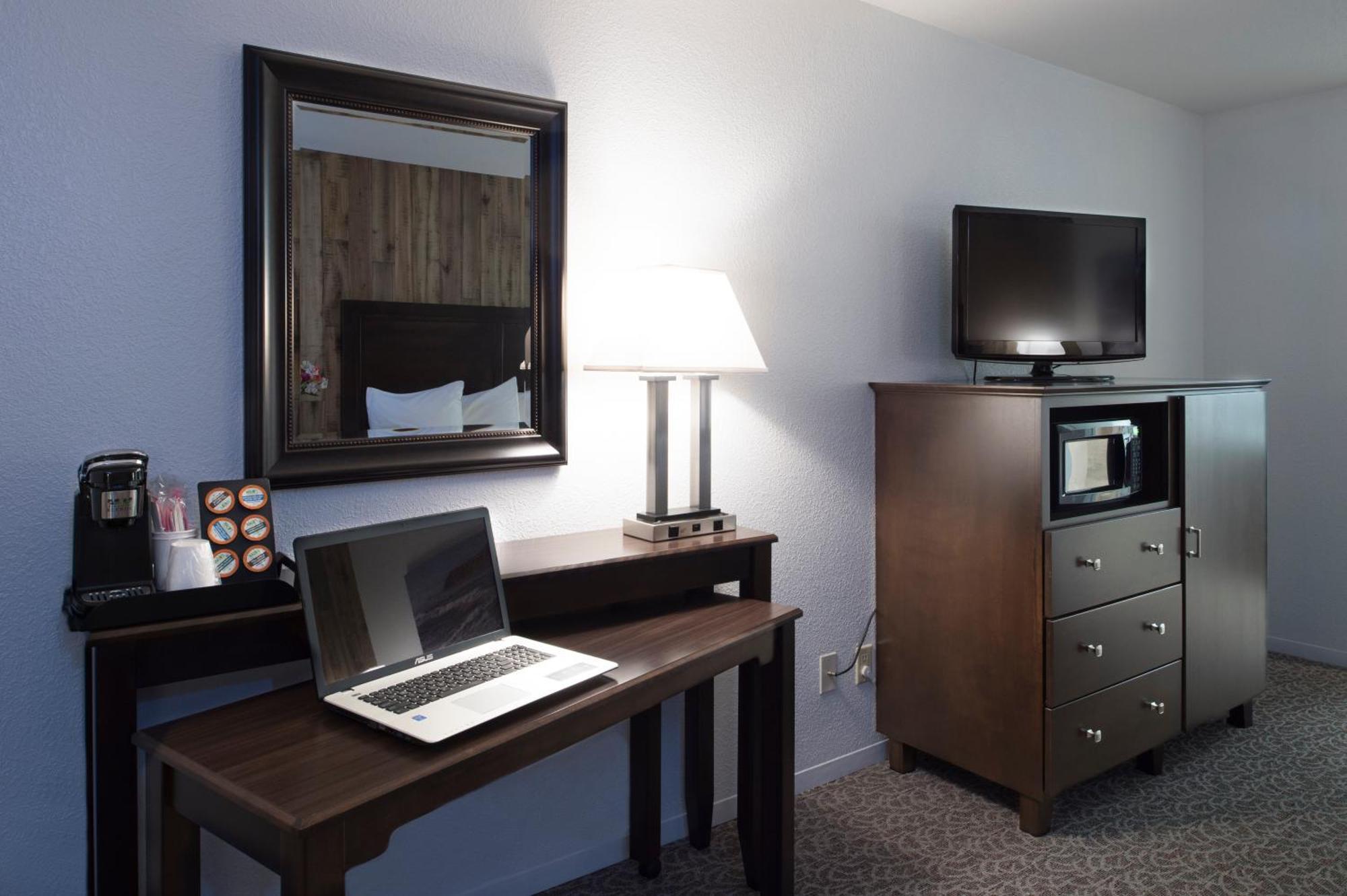 Habitación con cama extragrande y bañera de hidromasaje