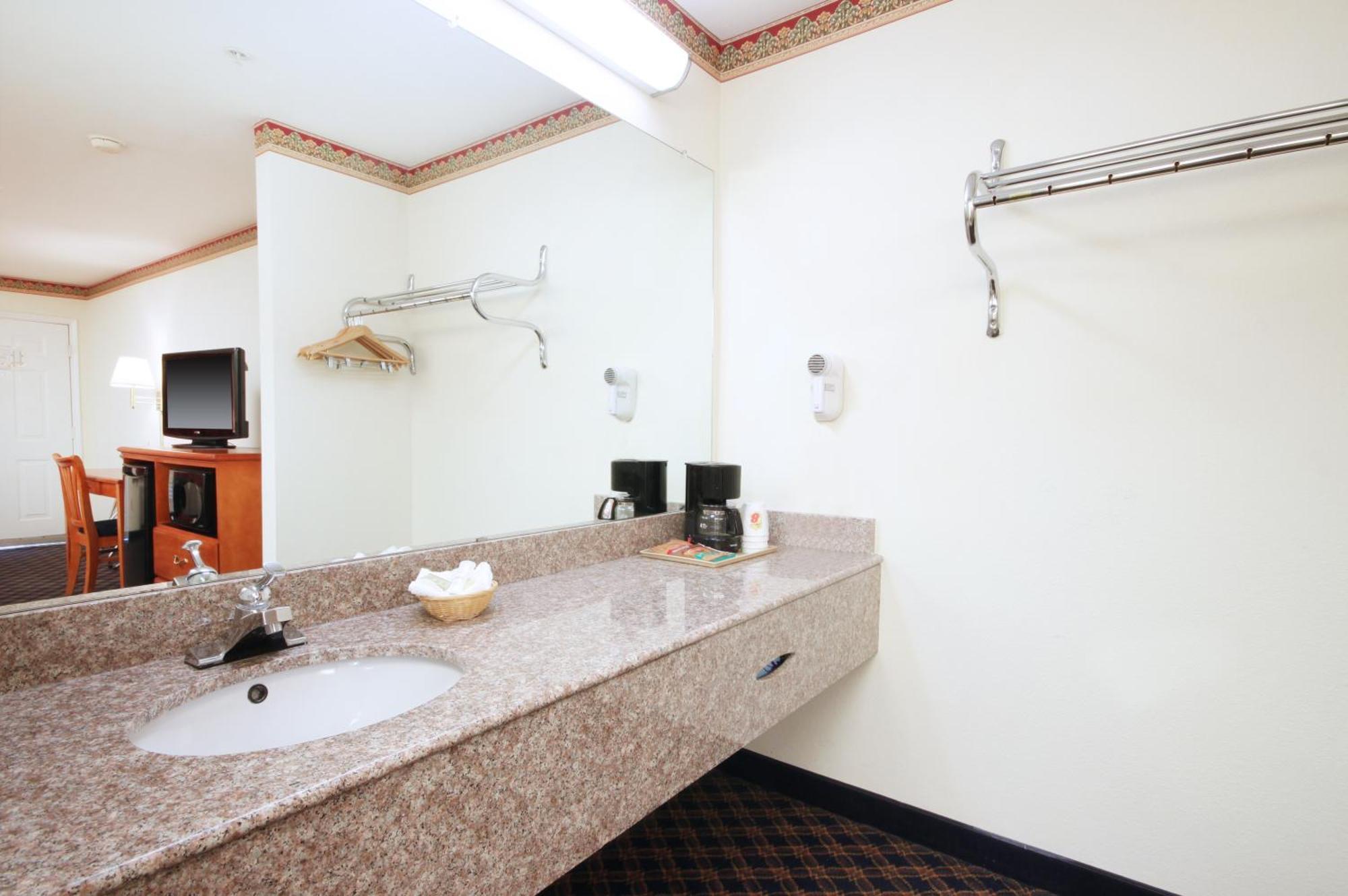 King Room with Bath Tub - Mobility Accessible/Non-Smoking