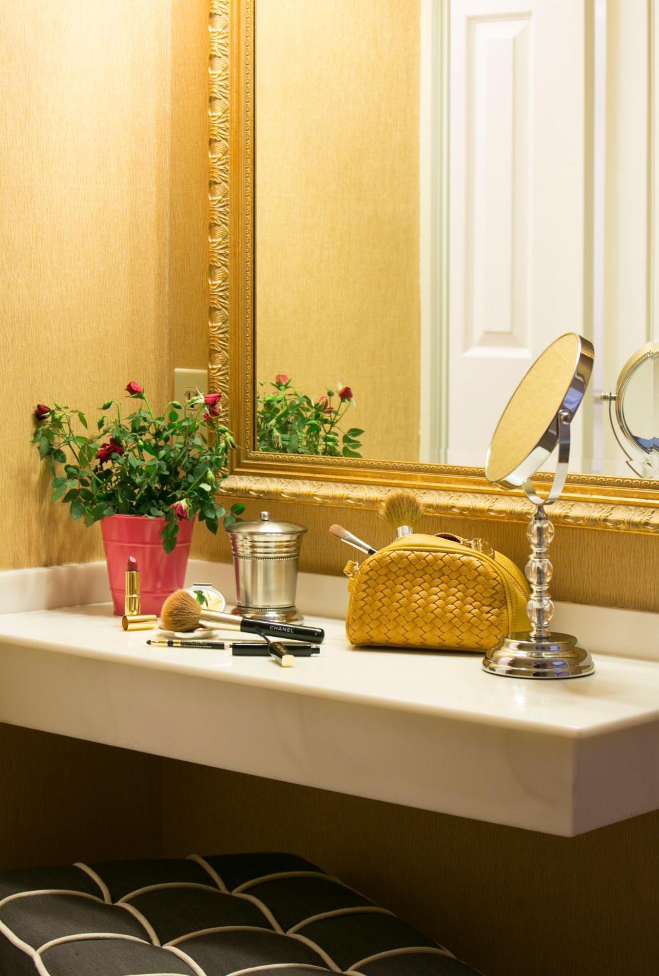 Traditional Queen Room with One Queen Bed
