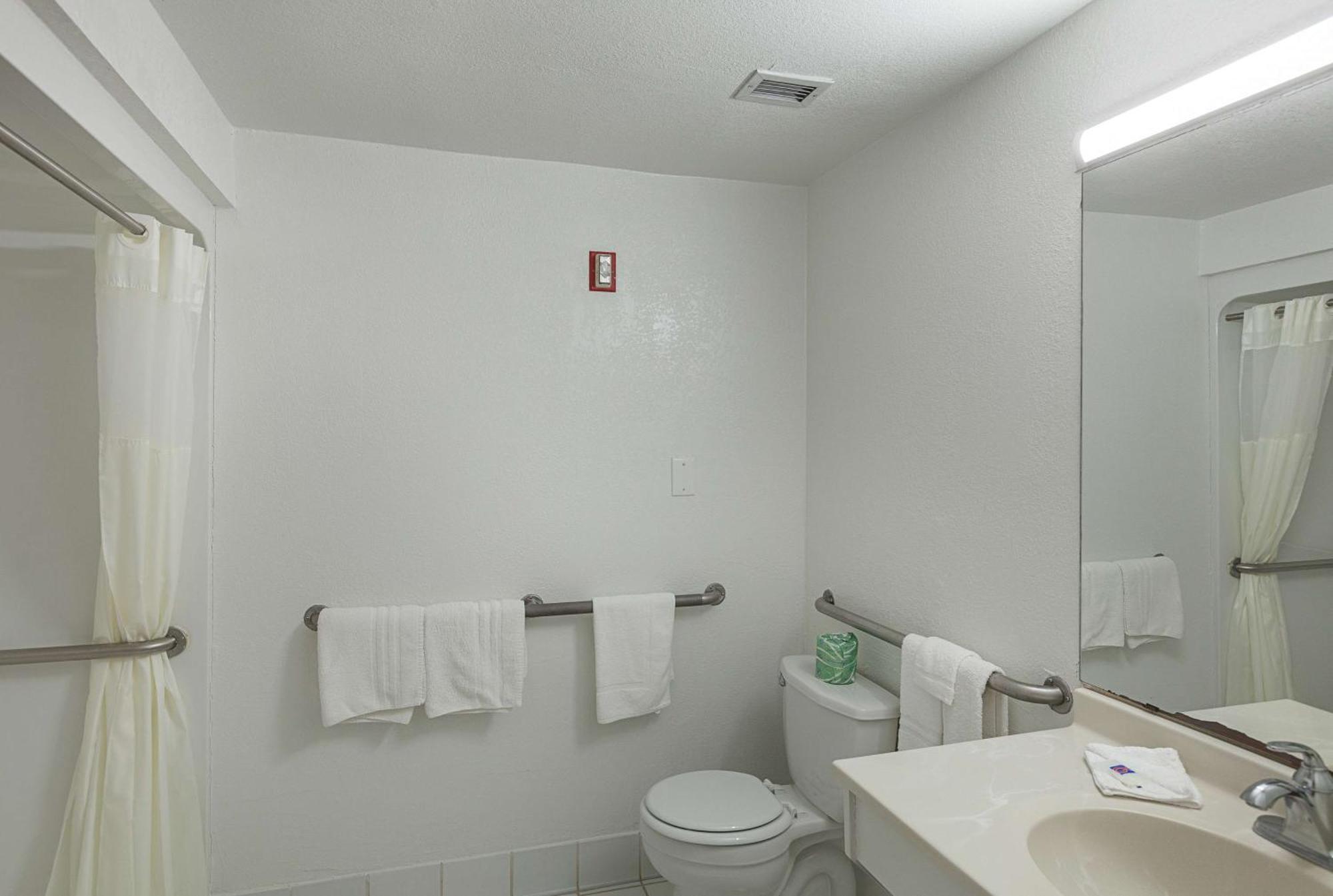 Deluxe King Room - Non-Smoking
