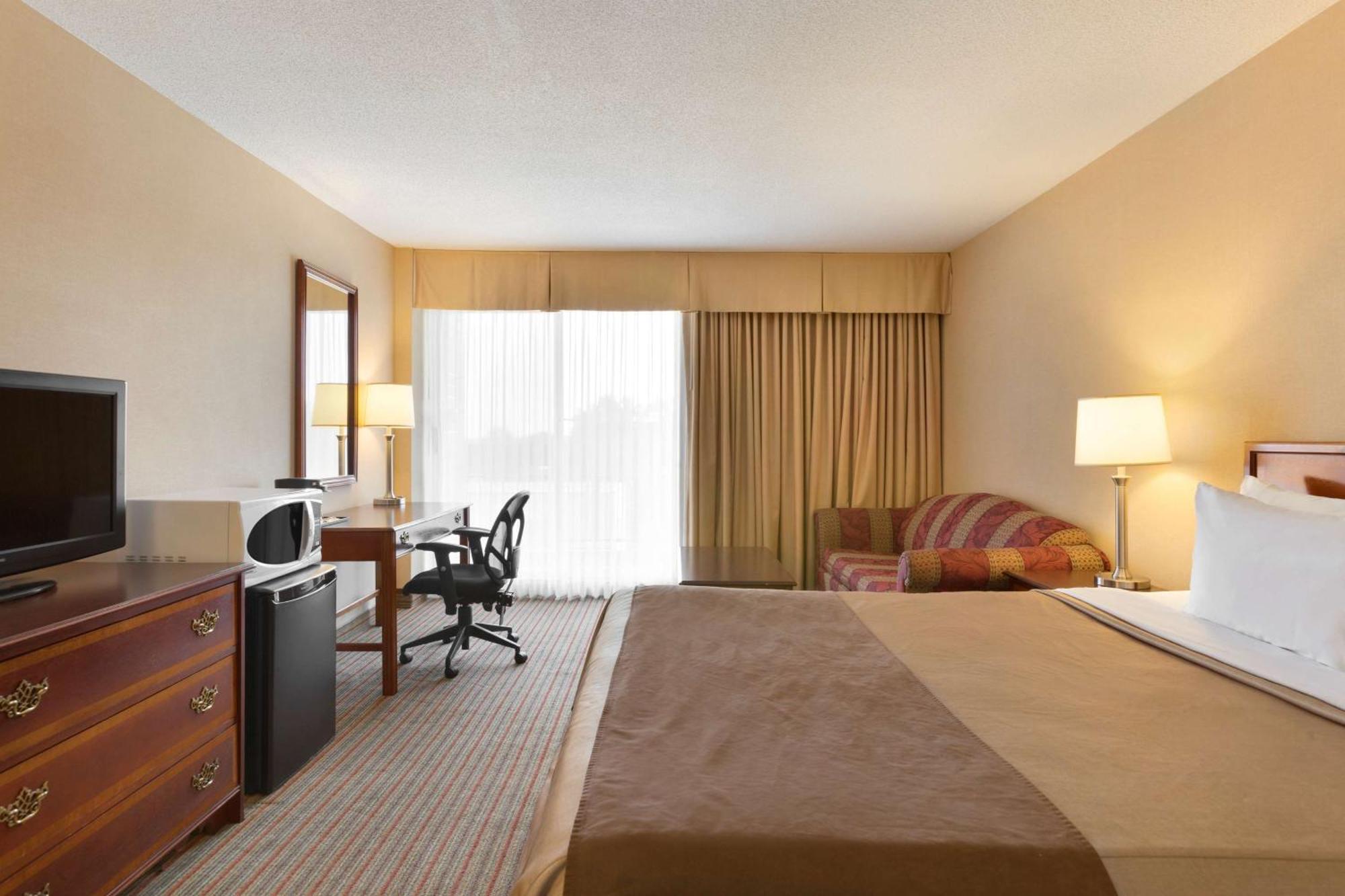 Deluxe Queen Room with City View - Non-Smoking