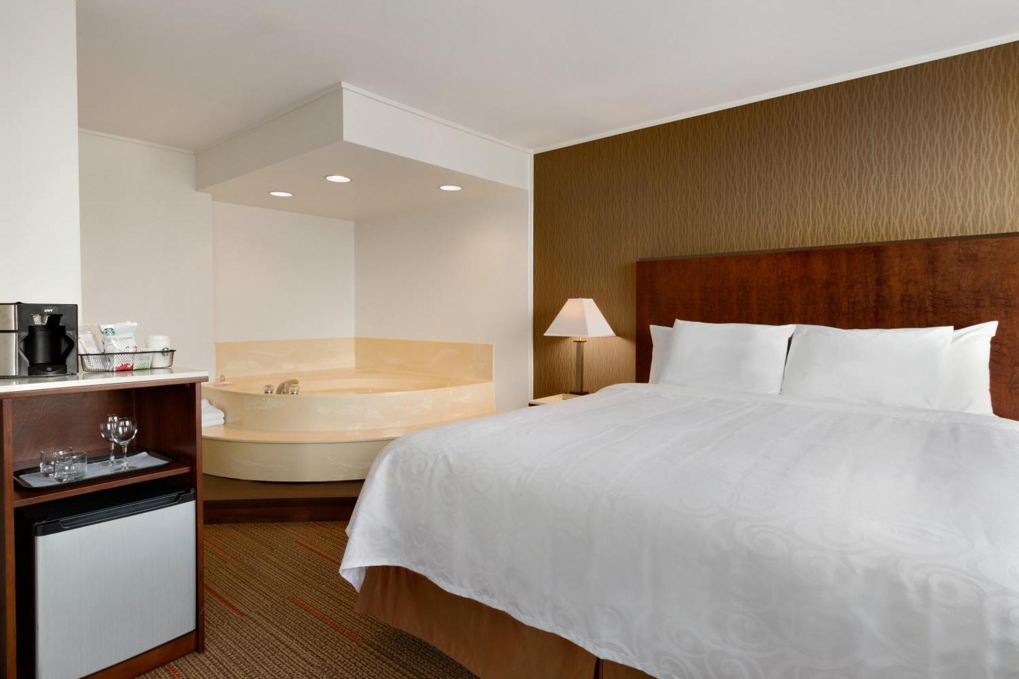 Coast Premium - King Suite with Jetted Tub