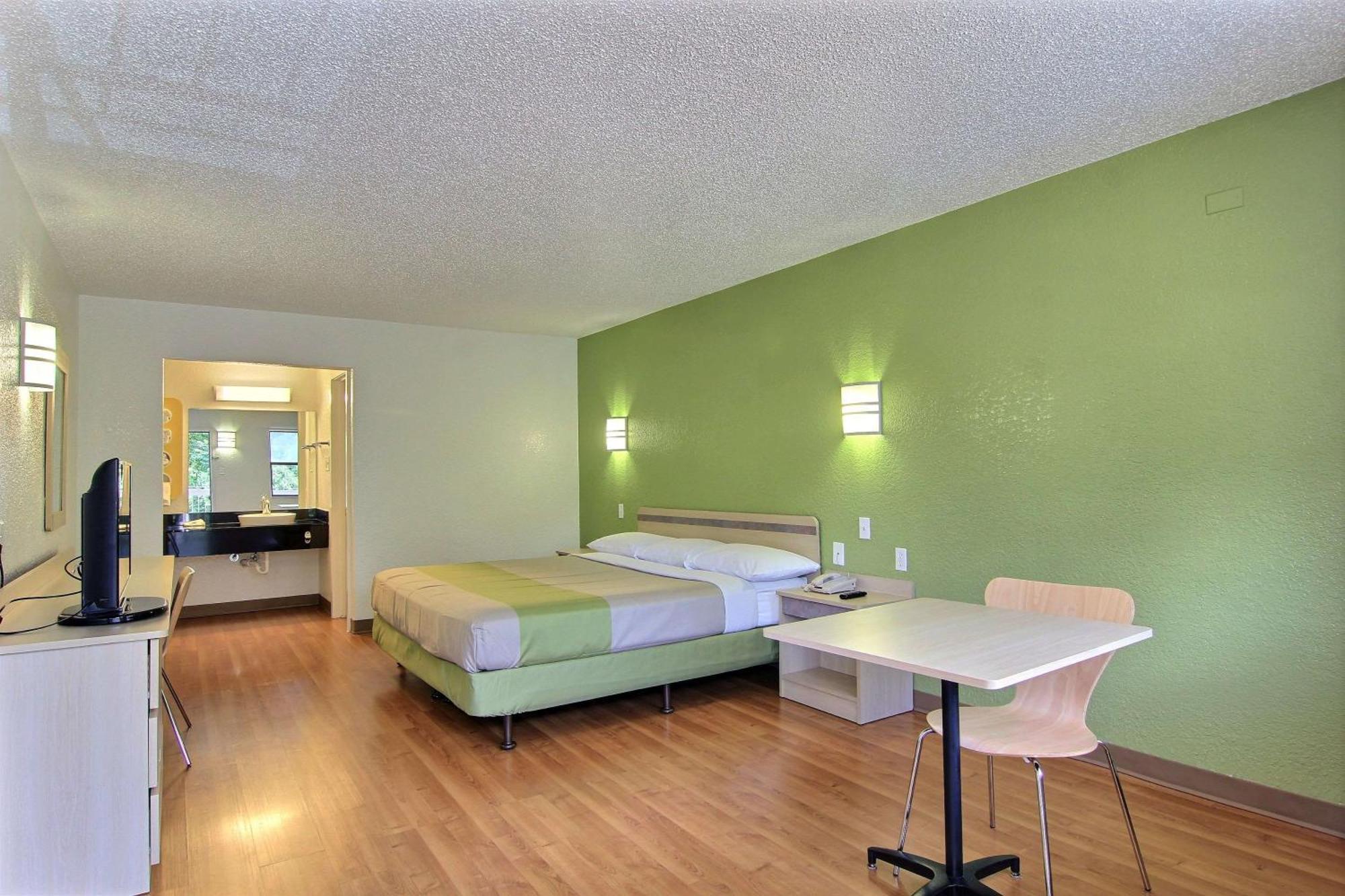 Habitación con cama extragrande.