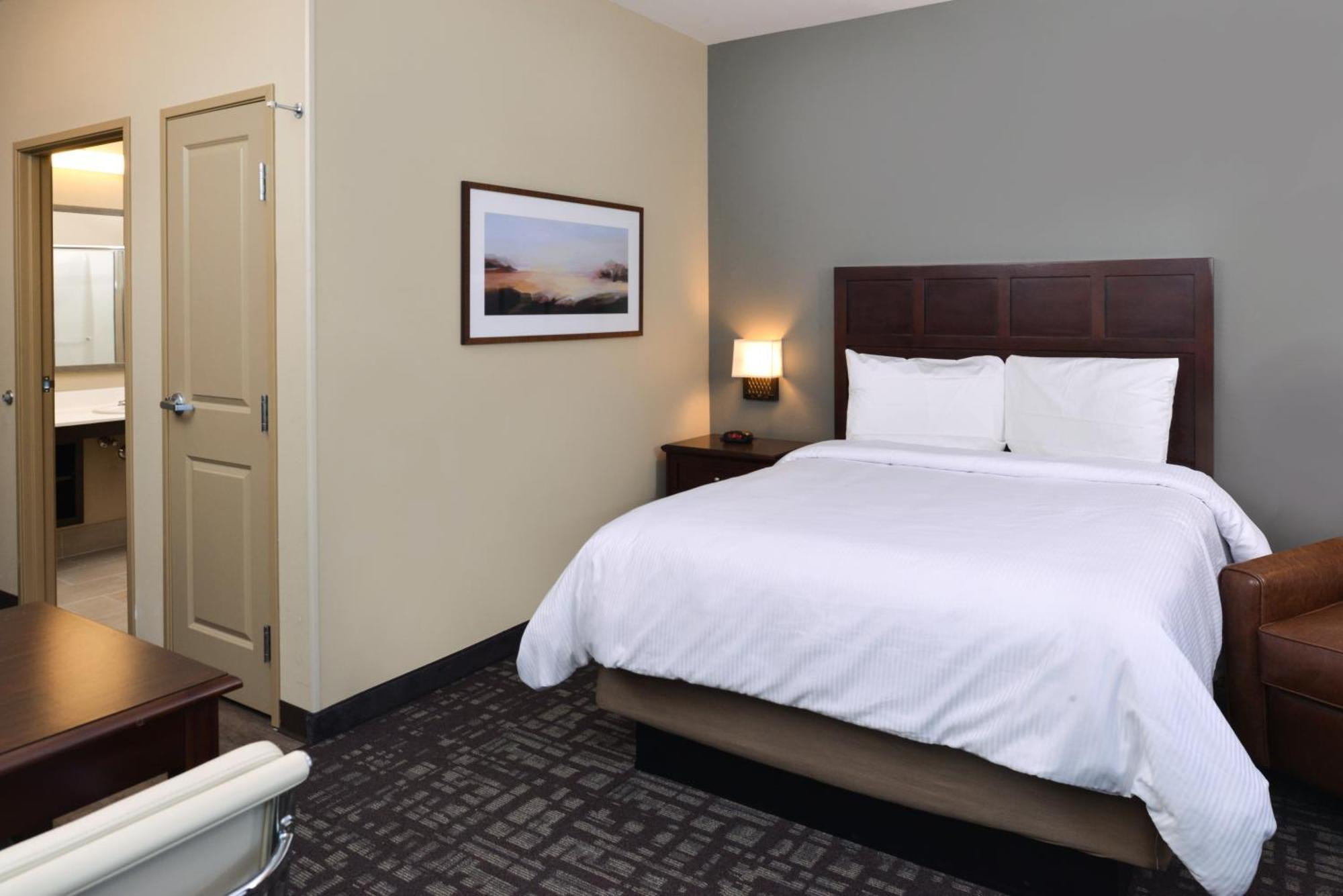 Standard Studio 1 Queen Bed Nonsmoking Hearing