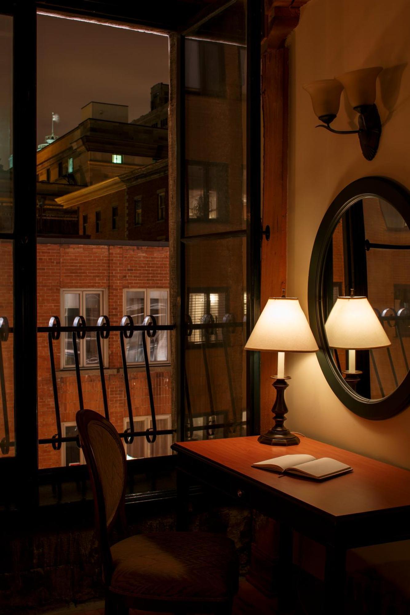 Chambre Lit King-Size Premier - Vue sur Rue Saint-Paul