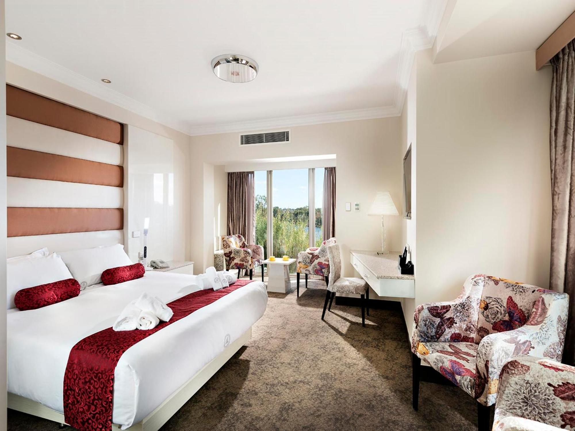 Superior King Room River View